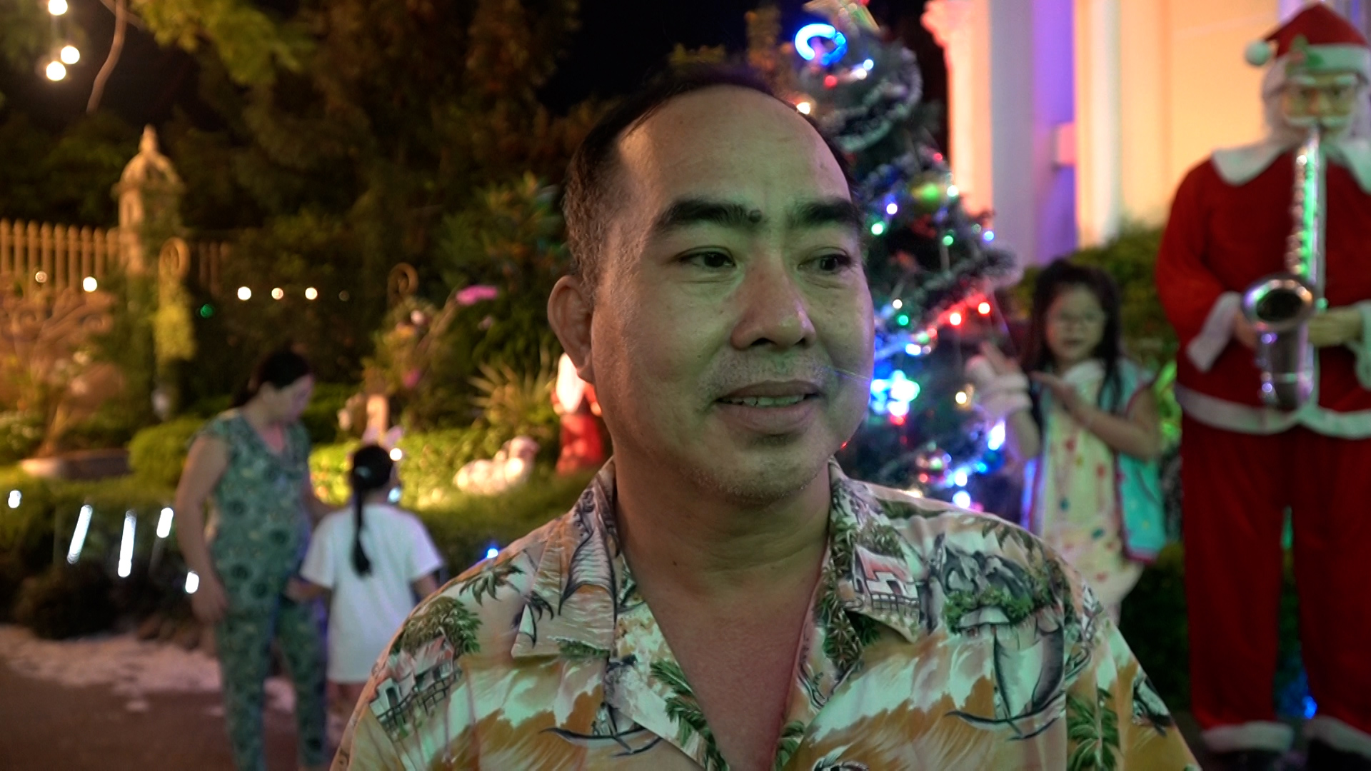 VIDEO: Muchos barrios católicos de Ciudad Ho Chi Minh están llenos de actividad para dar la bienvenida a la Navidad - Foto 4. VIDEO: Nhiều xóm đạo tại TP HCM rộn ràng đón Giáng sinh- Ảnh 4.