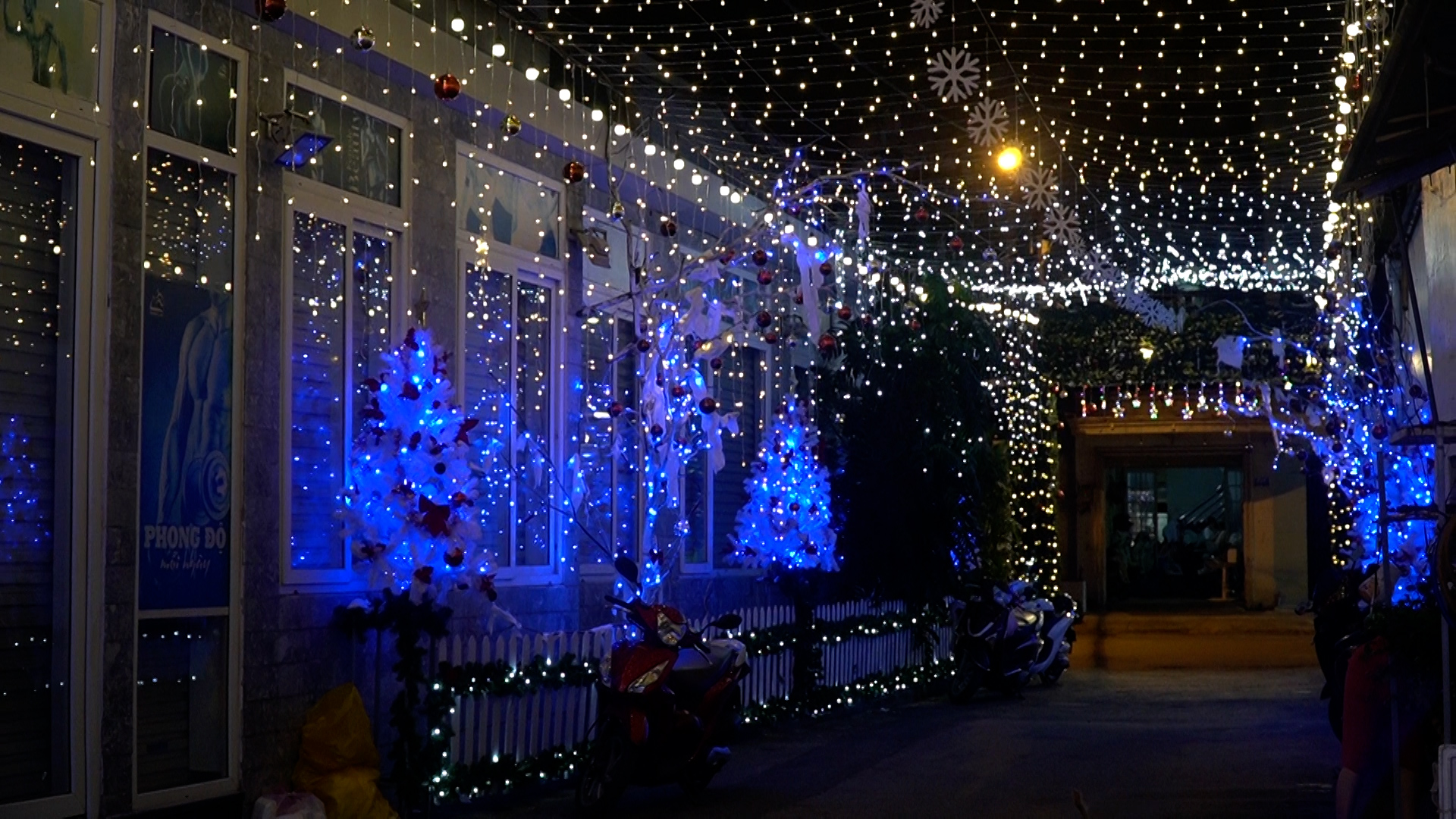 VIDEO: Muchos barrios católicos de Ciudad Ho Chi Minh están llenos de vida para recibir la Navidad - Foto 13. VIDEO: Nhiều xóm đạo tại TP HCM rộn ràng đón Giáng sinh- Ảnh 13.