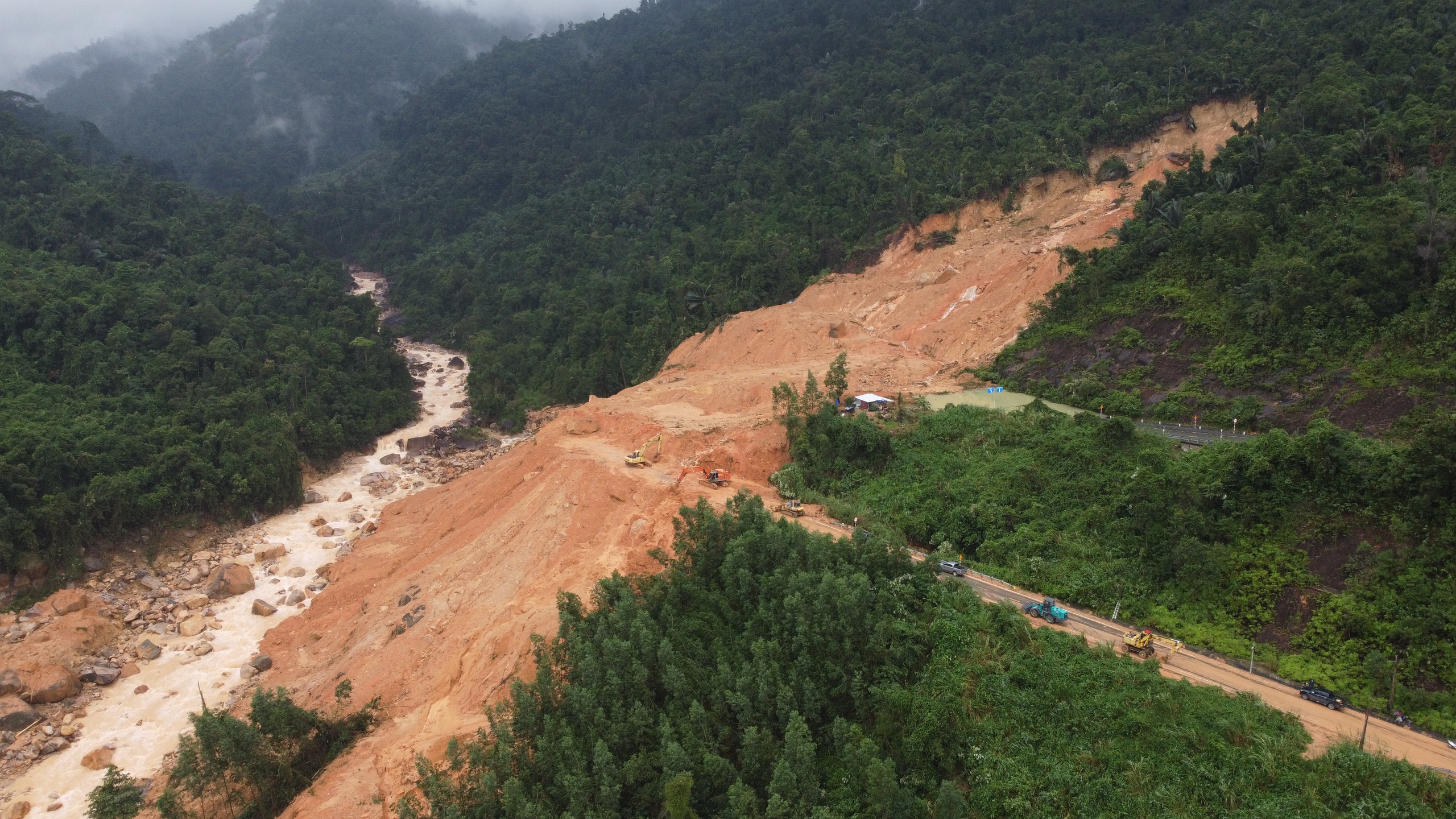 Những vụ "ám ảnh kinh hoàng" về sạt lở trên cung đèo Khánh Lê - Ảnh 13.