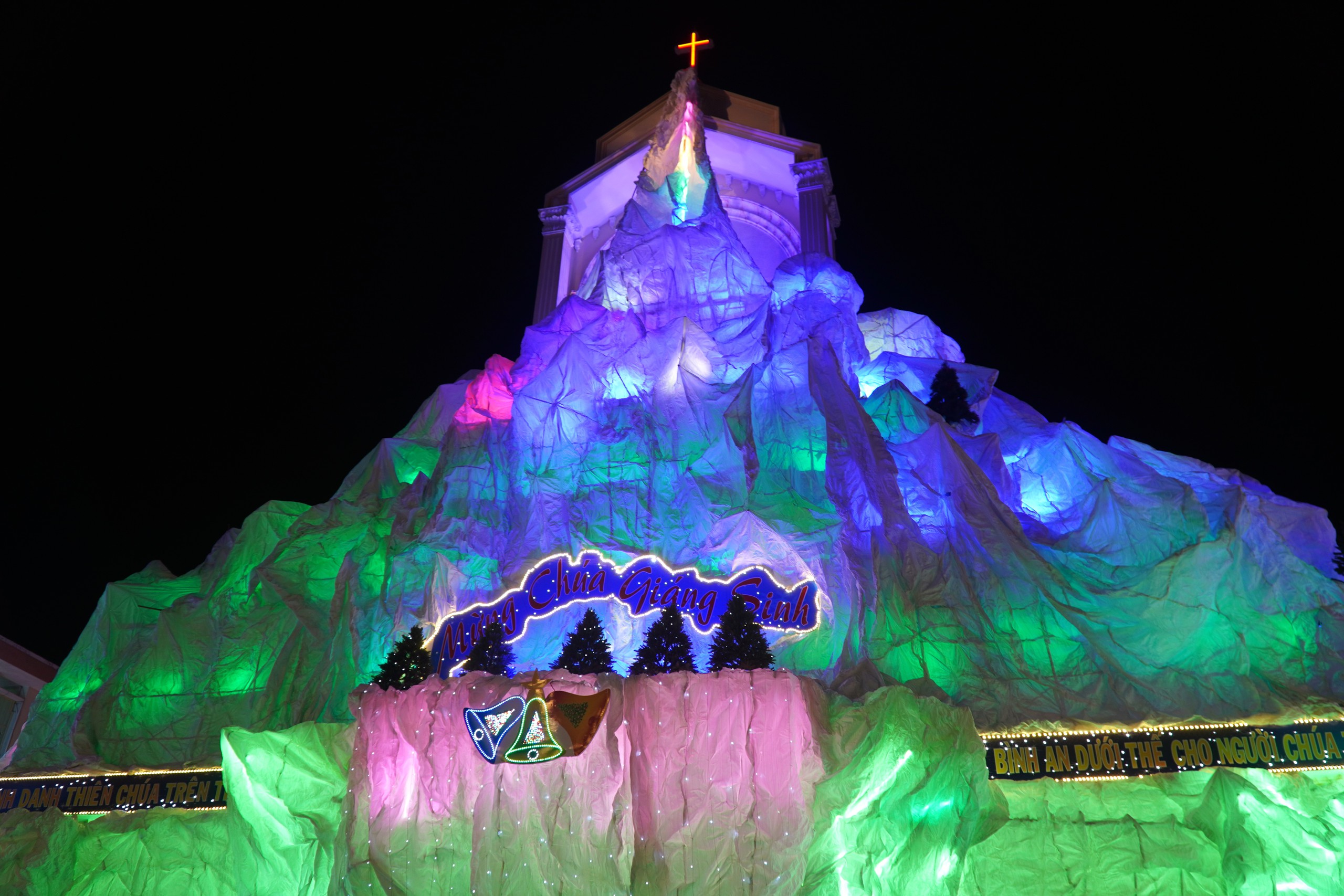 VIDEO: Muchos barrios católicos de Ciudad Ho Chi Minh están llenos de actividad para dar la bienvenida a la Navidad - Foto 2. VIDEO: Nhiều xóm đạo tại TP HCM rộn ràng đón Giáng sinh- Ảnh 2.