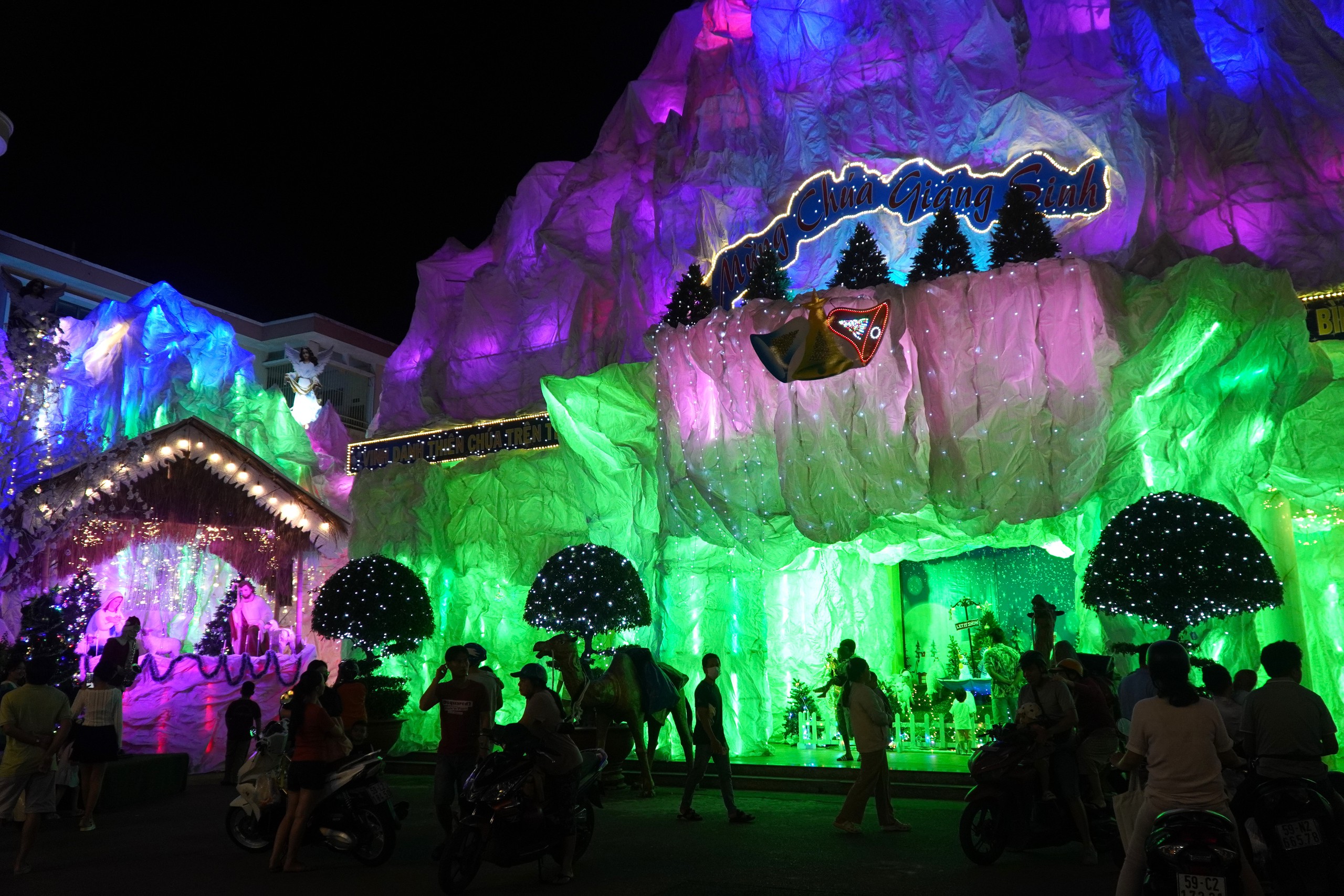 VIDEO: Muchos barrios católicos de Ciudad Ho Chi Minh están llenos de vida para recibir la Navidad - Foto 3. VIDEO: Nhiều xóm đạo tại TP HCM rộn ràng đón Giáng sinh- Ảnh 3.