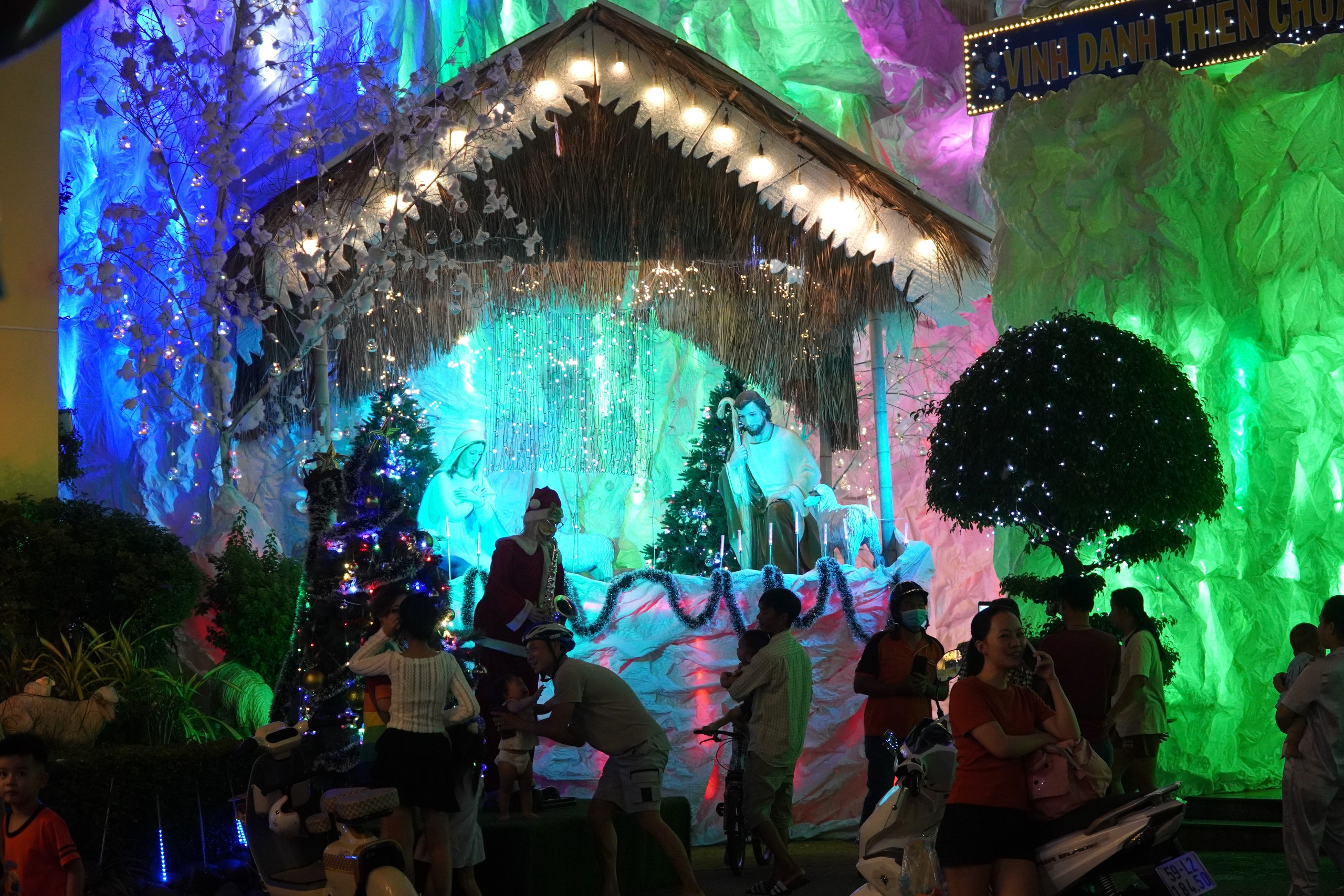 VIDEO: Muchos barrios católicos de Ciudad Ho Chi Minh están llenos de vida para recibir la Navidad - Foto 1. VIDEO: Nhiều xóm đạo tại TP HCM rộn ràng đón Giáng sinh- Ảnh 1.