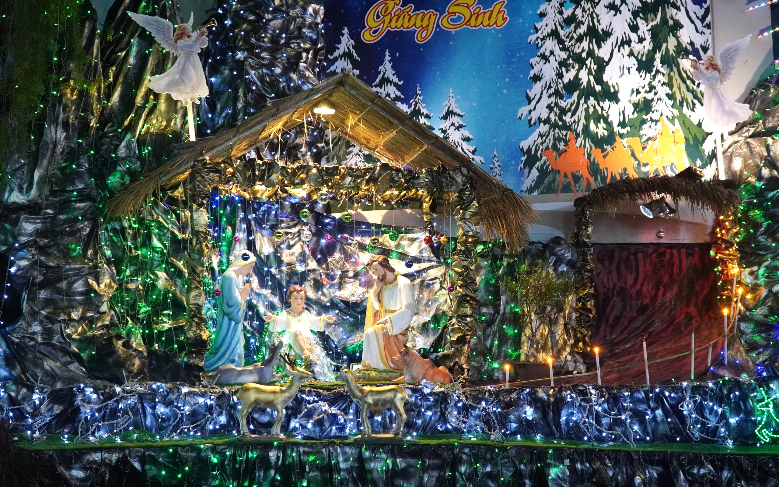 VIDEO: Muchos barrios católicos de Ciudad Ho Chi Minh están llenos de actividad para dar la bienvenida a la Navidad - Foto 6. VIDEO: Nhiều xóm đạo tại TP HCM rộn ràng đón Giáng sinh- Ảnh 6.