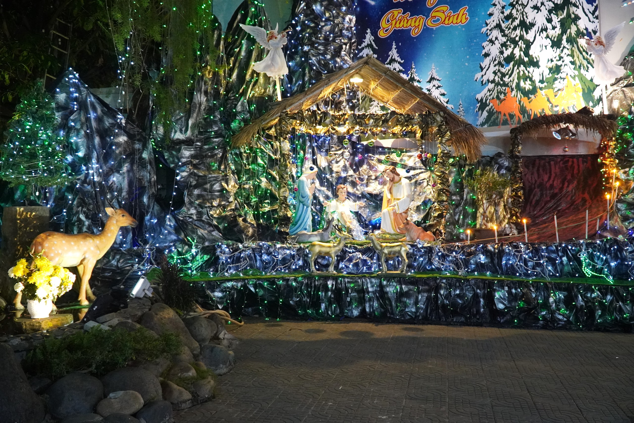 VIDEO: Muchos barrios católicos de Ciudad Ho Chi Minh están llenos de actividad para dar la bienvenida a la Navidad - Foto 5. VIDEO: Nhiều xóm đạo tại TP HCM rộn ràng đón Giáng sinh- Ảnh 5.