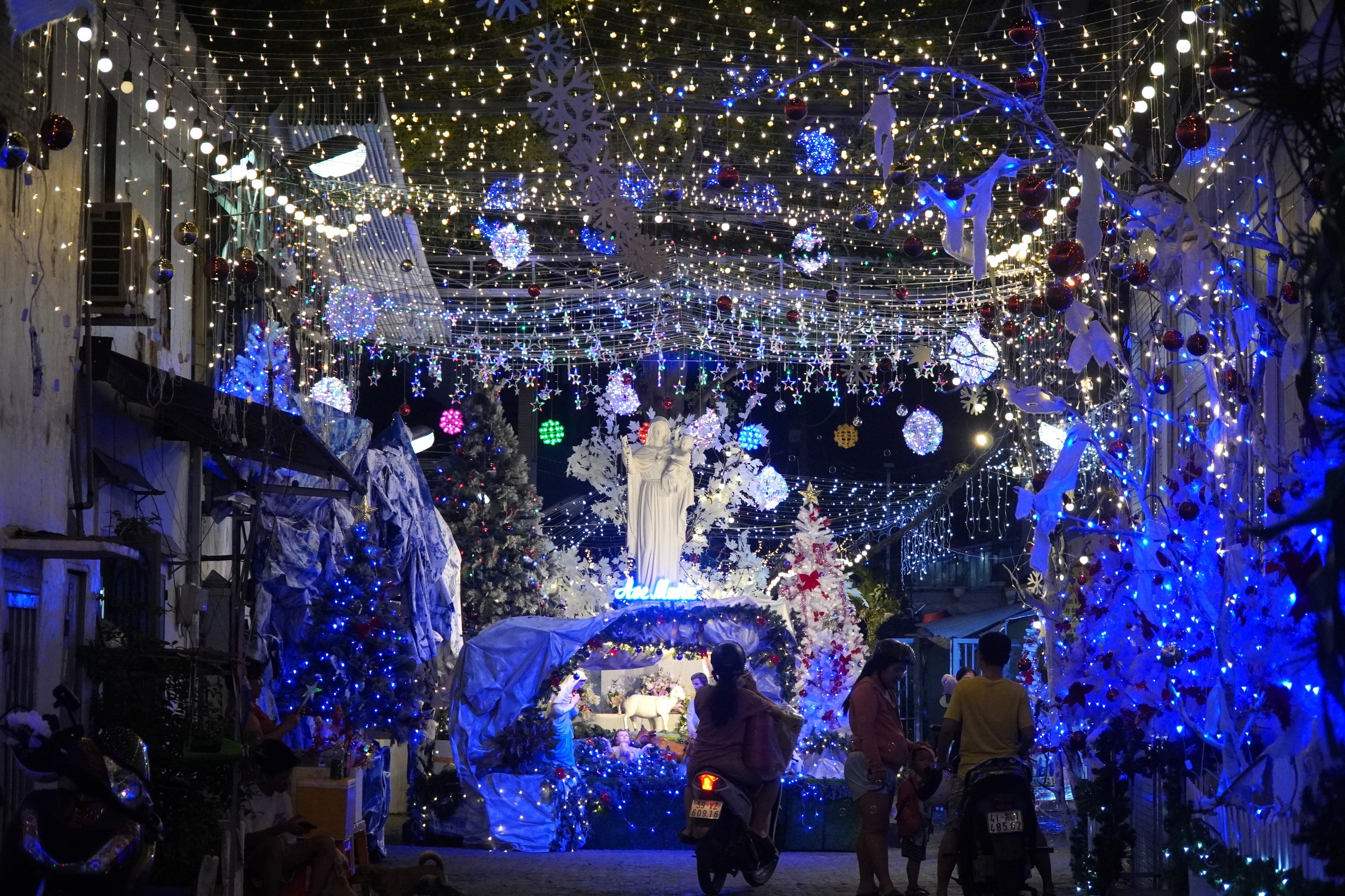 VIDEO: Muchos barrios católicos de Ciudad Ho Chi Minh están llenos de vida para recibir la Navidad - Foto 11. VIDEO: Nhiều xóm đạo tại TP HCM rộn ràng đón Giáng sinh- Ảnh 11.