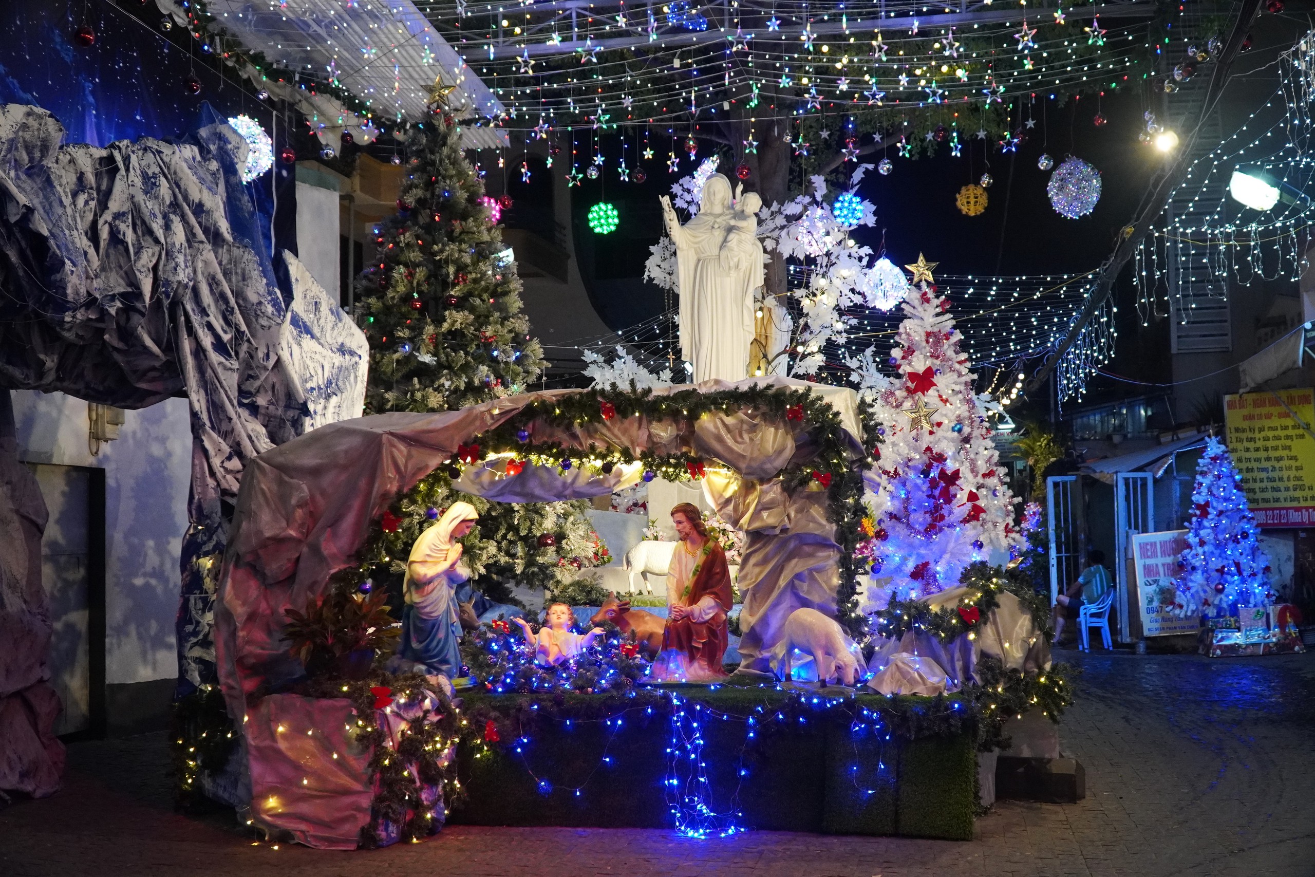 VIDEO: Muchos barrios católicos de Ciudad Ho Chi Minh están llenos de vida para recibir la Navidad - Foto 12. VIDEO: Nhiều xóm đạo tại TP HCM rộn ràng đón Giáng sinh- Ảnh 12.