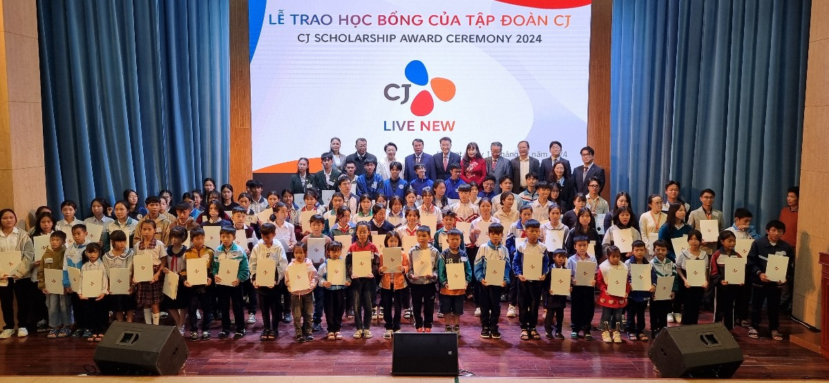 CJ tặng 100 suất học bổng cho học sinh, sinh viên Lâm Đồng - Ảnh 1.