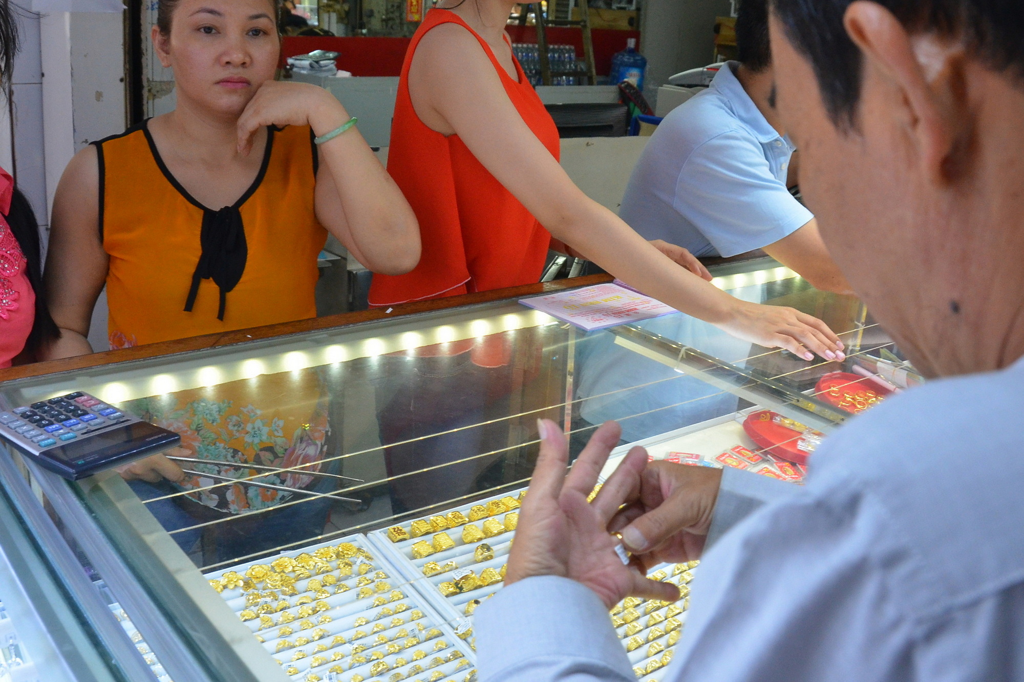 Giá vàng hôm nay, 19-12: Giảm mạnh - Ảnh 1. Giá vàng hôm nay, 19-12: Giảm mạnh - Ảnh 1.