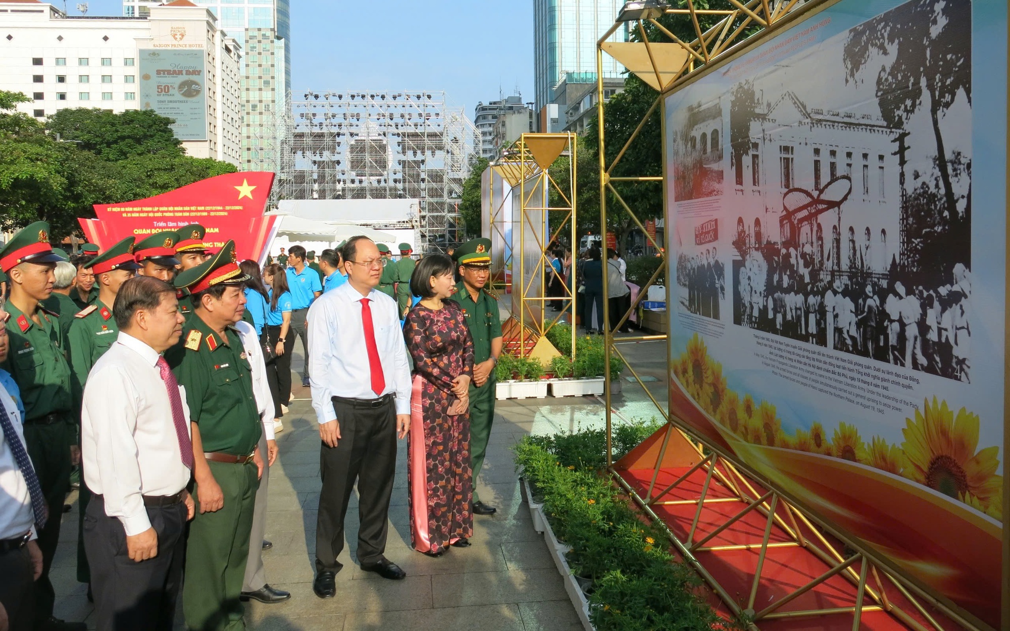 Khai mạc triển lãm 