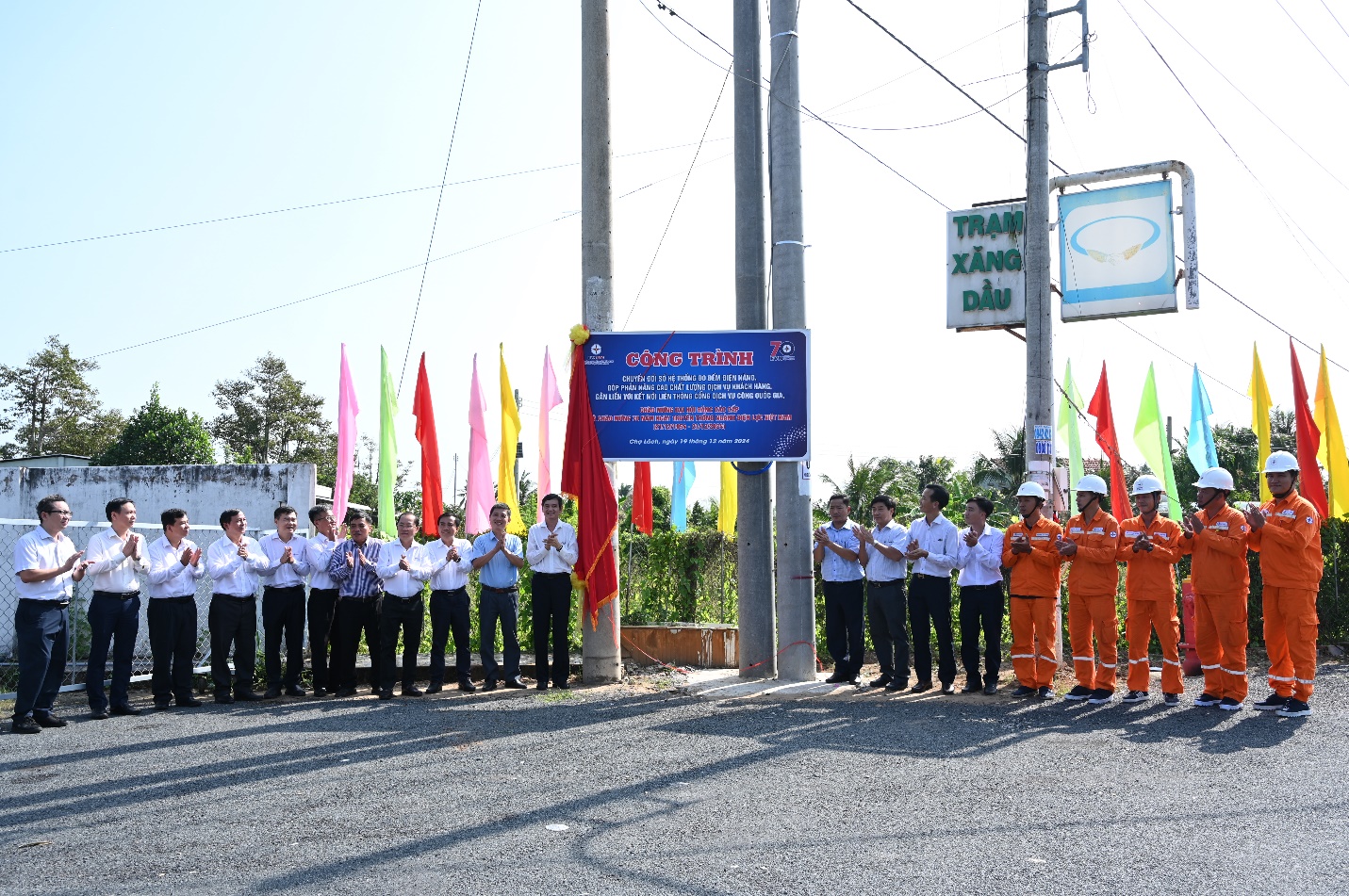 Gắn biển công trình chuyển đổi số quan trọng của ngành điện lực tại Bến Tre- Ảnh 1.