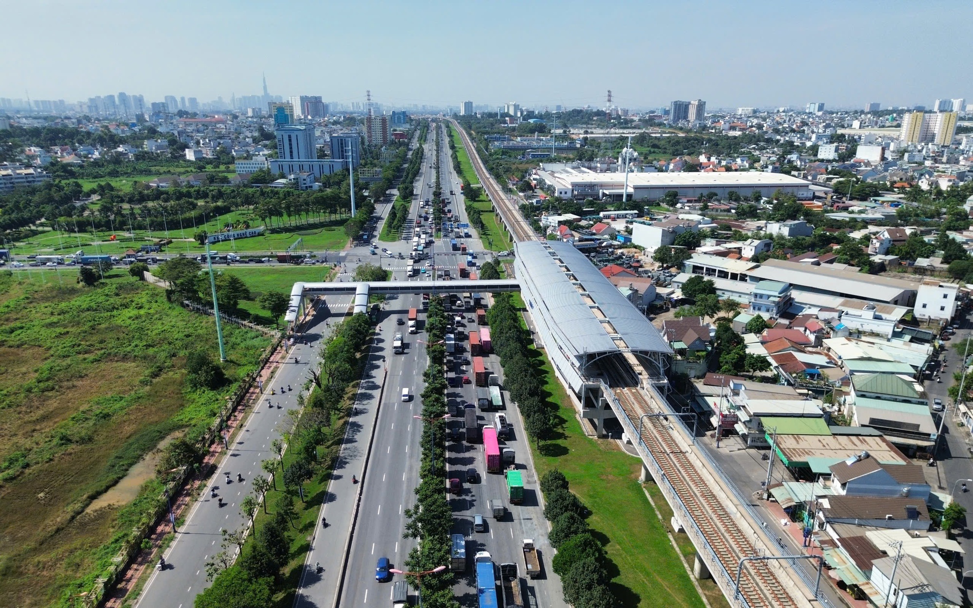 Đúng 10 giờ ngày 22-12, Metro số 1 chính thức vận hành thương mại