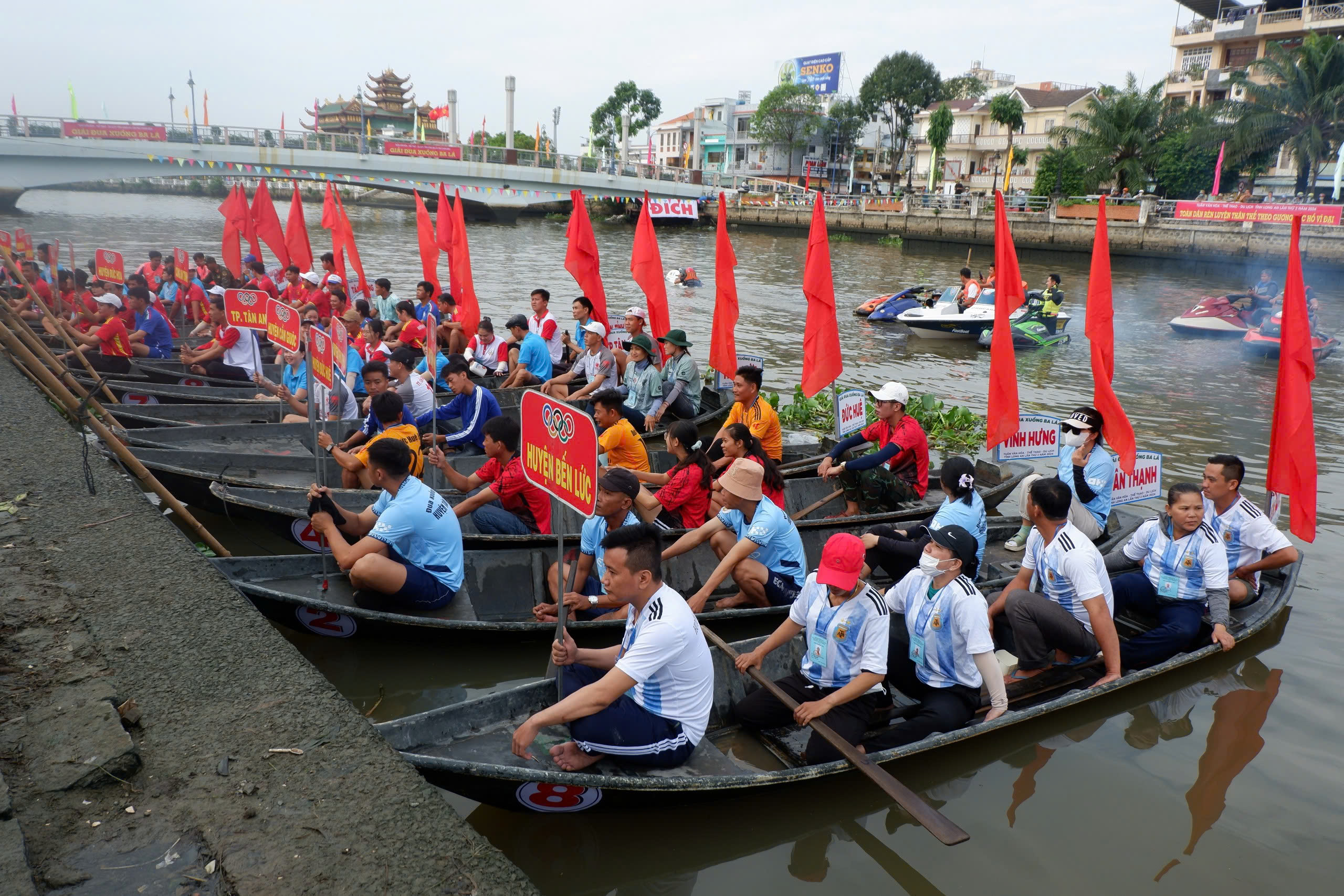 Bám đuổi quyết liệt tại Giải Đua xuồng ba lá ở Long An- Ảnh 1.