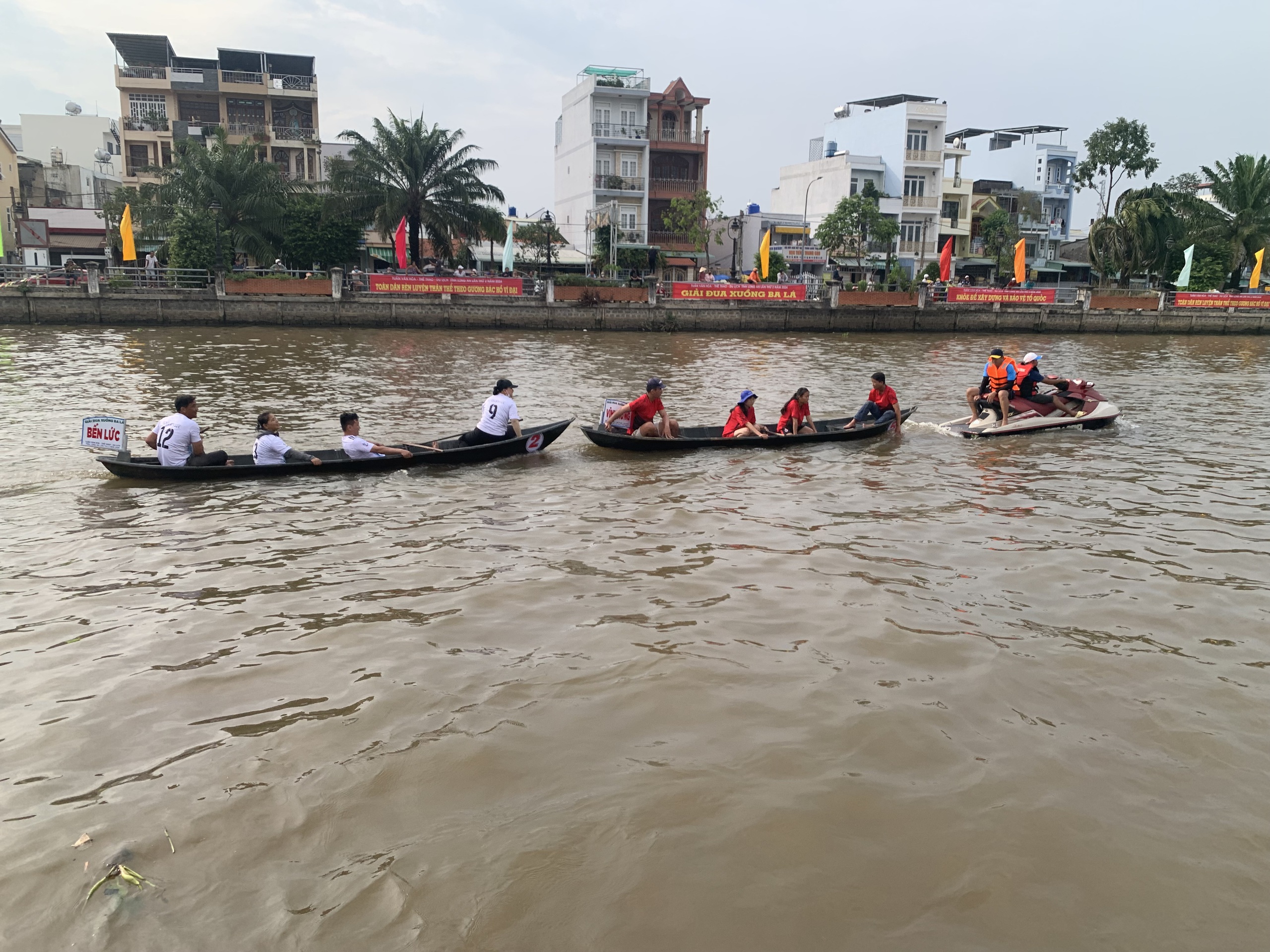 Bám đuổi quyết liệt tại Giải Đua xuồng ba lá ở Long An- Ảnh 3.