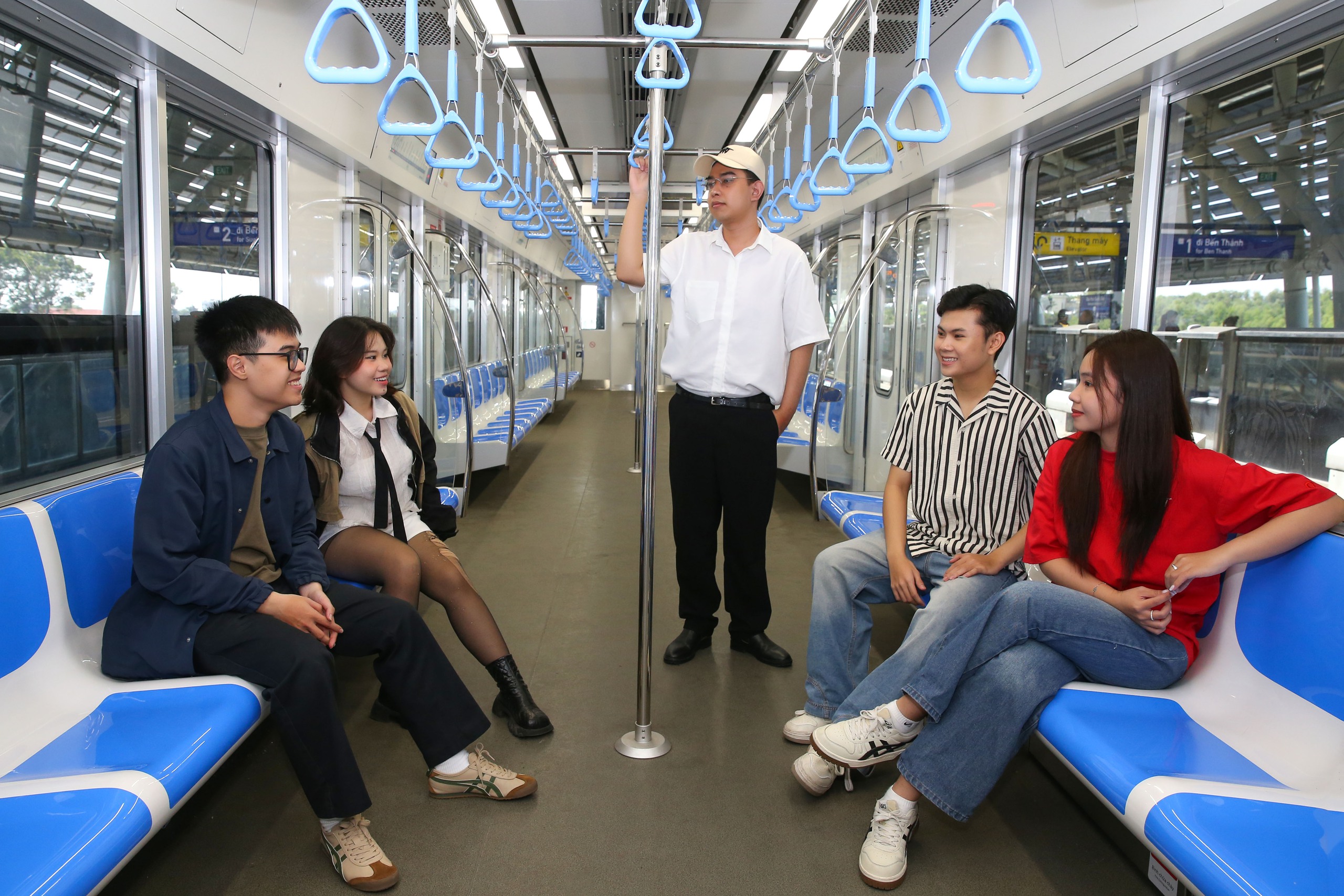 Hành khách trải nghiệm metro số 1 trước ngày tàu vận hành chính thức Ảnh: HOÀNG TRIỀU