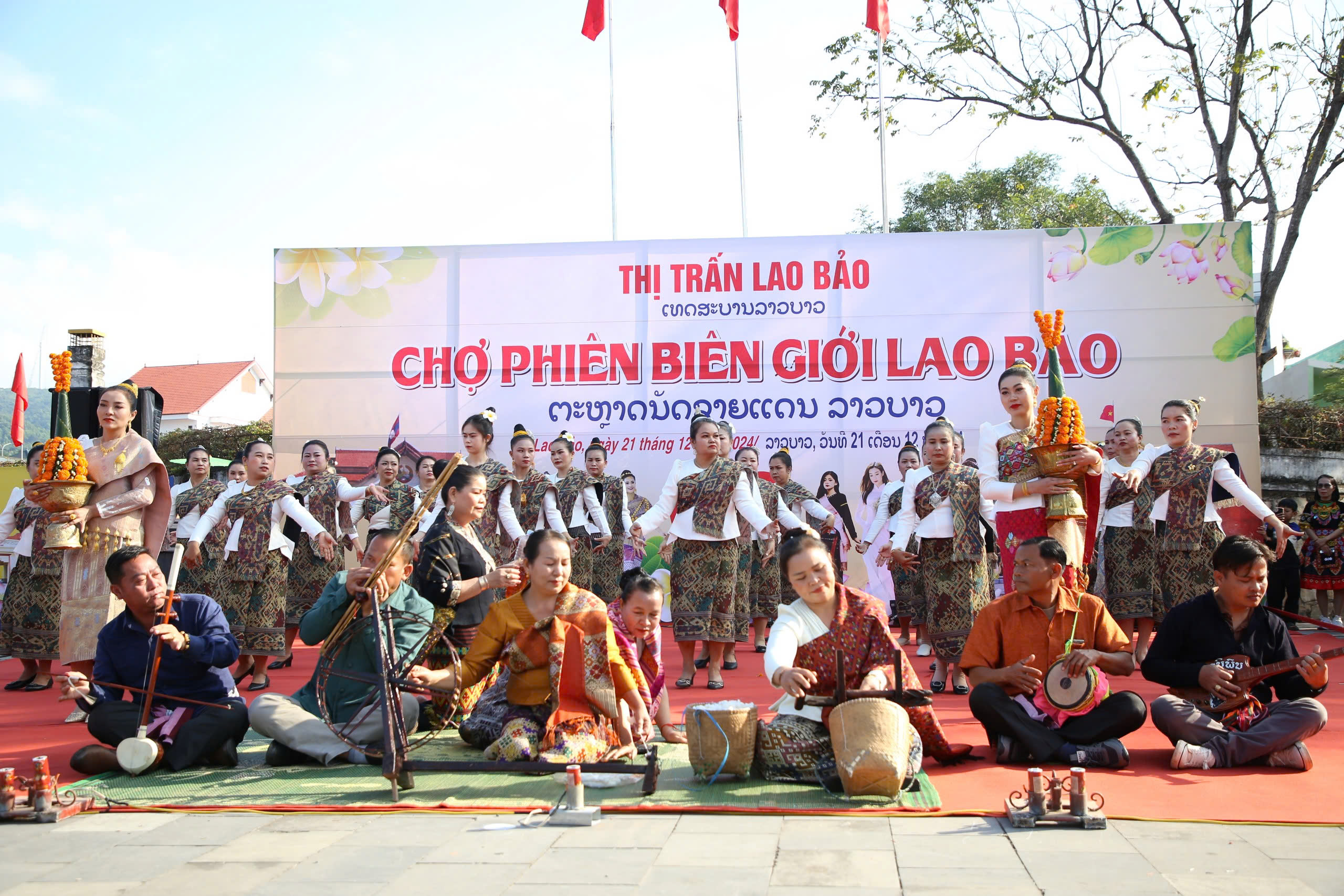 Lần đầu tổ chức chợ phiên biên giới ở Quảng Trị, khách đến nườm nượp- Ảnh 1.