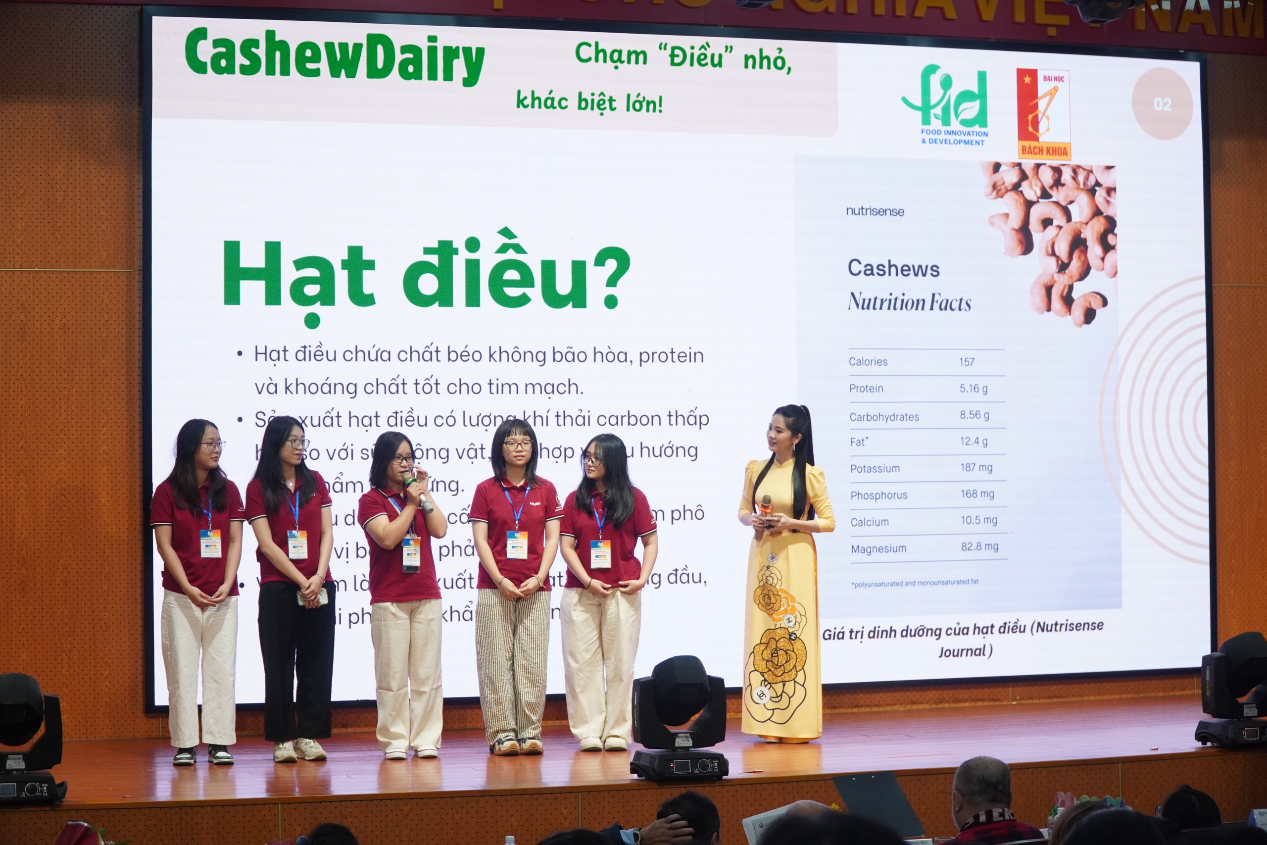 Projekt studentské skupiny s rýžovým koláčem z rezistentního škrobu Dự án Bánh gạo giàu tinh bột kháng của nhóm sinh viên nhận