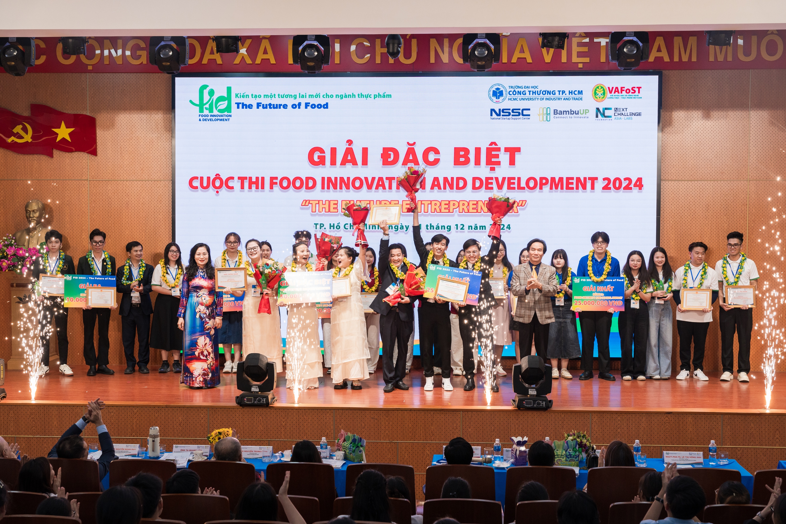 Projekt studentské skupiny s rýžovým koláčem z rezistentního škrobu Dự án Bánh gạo giàu tinh bột kháng của nhóm sinh viên nhận