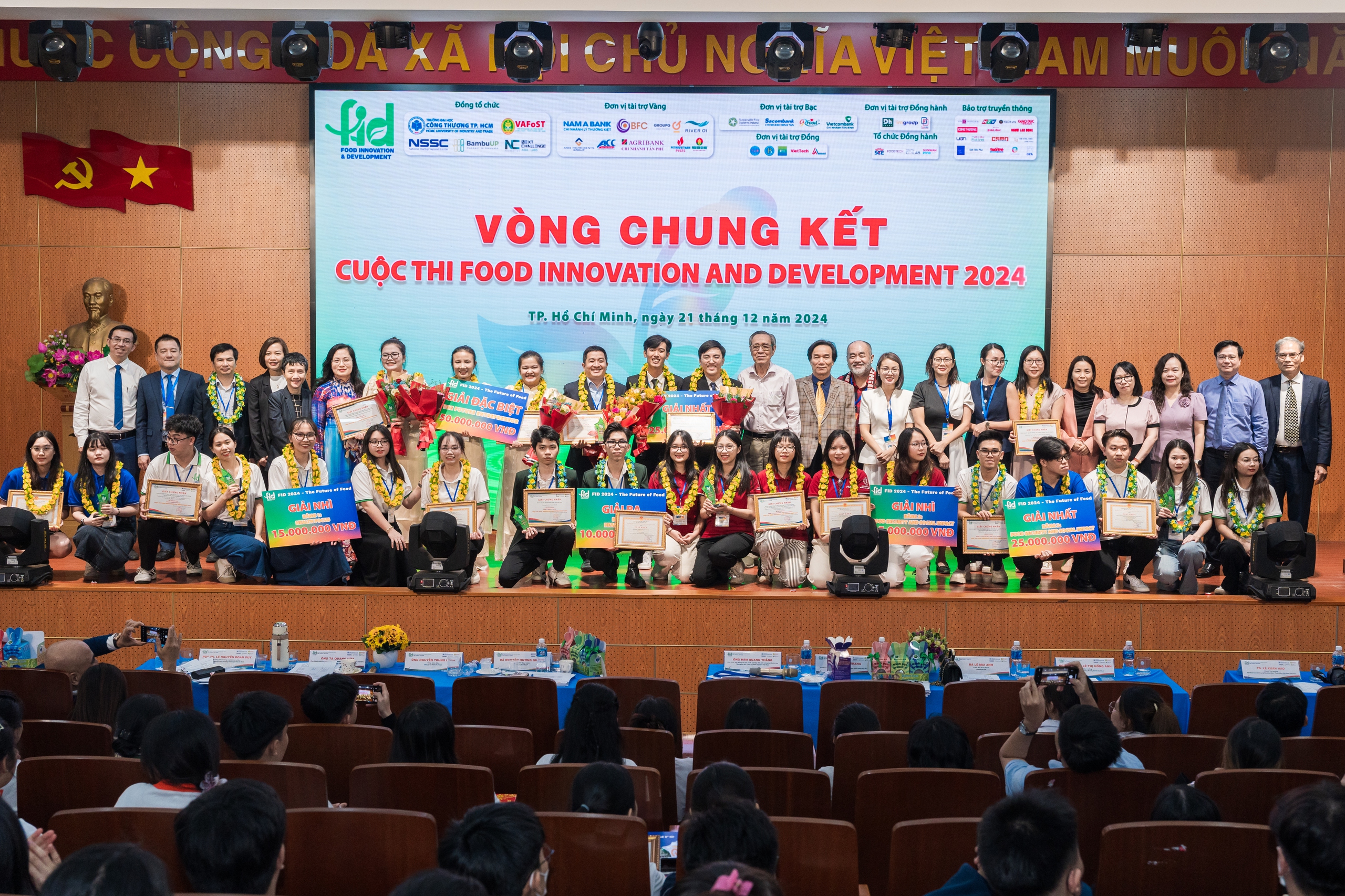 Projekt studentské skupiny s rýžovým koláčem z rezistentního škrobu Dự án Bánh gạo giàu tinh bột kháng của nhóm sinh viên nhận