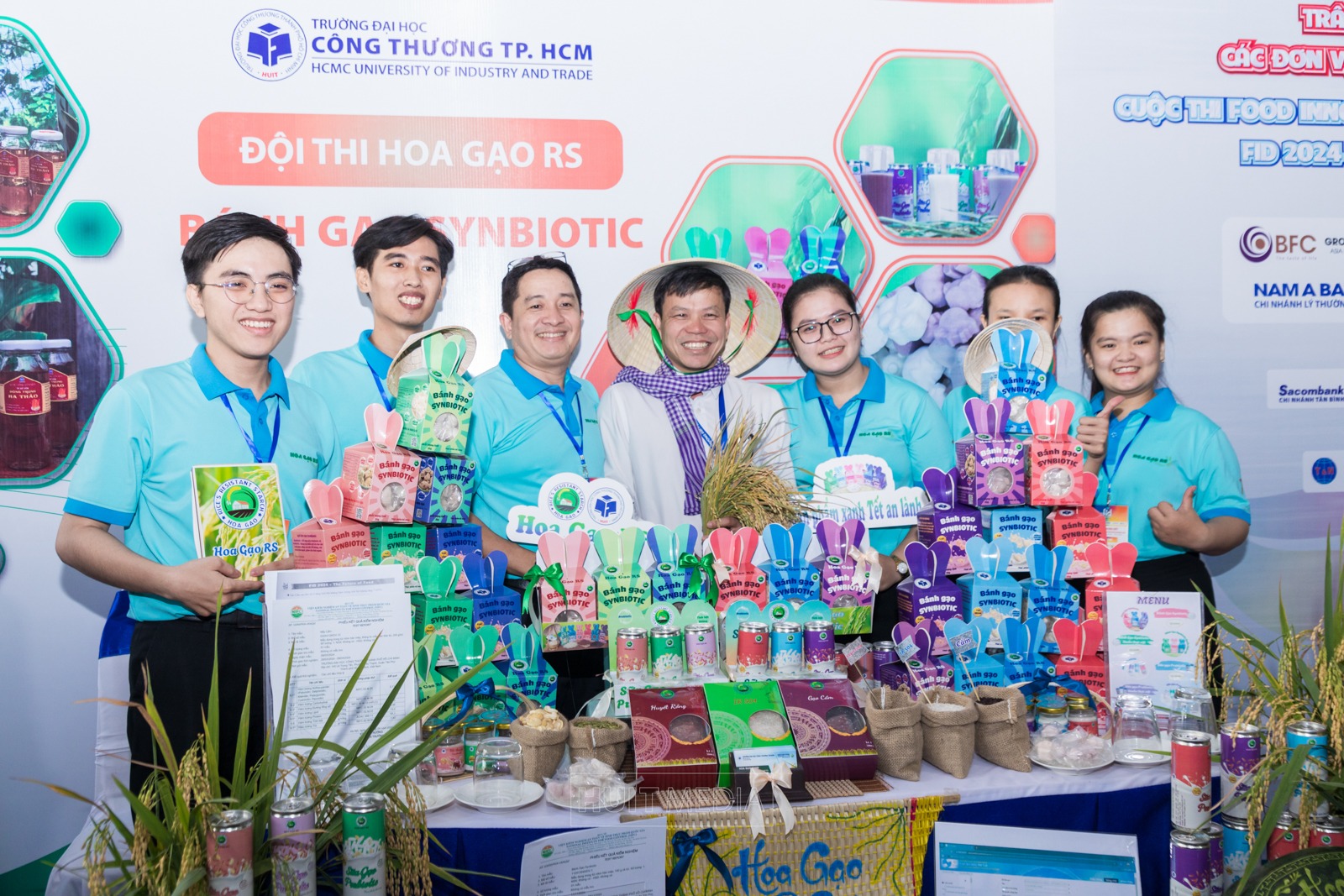 Projekt studentské skupiny s rýžovým koláčem z rezistentního škrobu Dự án Bánh gạo giàu tinh bột kháng của nhóm sinh viên nhận