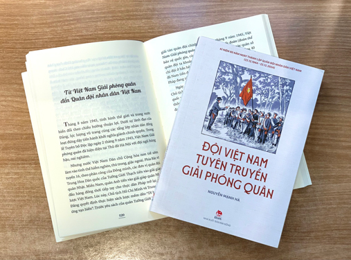 Sách “Đội Việt Nam Tuyên truyền Giải phóng quân” của đại tá, PGS-TS Nguyễn Mạnh Hà  Ảnh: PHÙNG HÀ