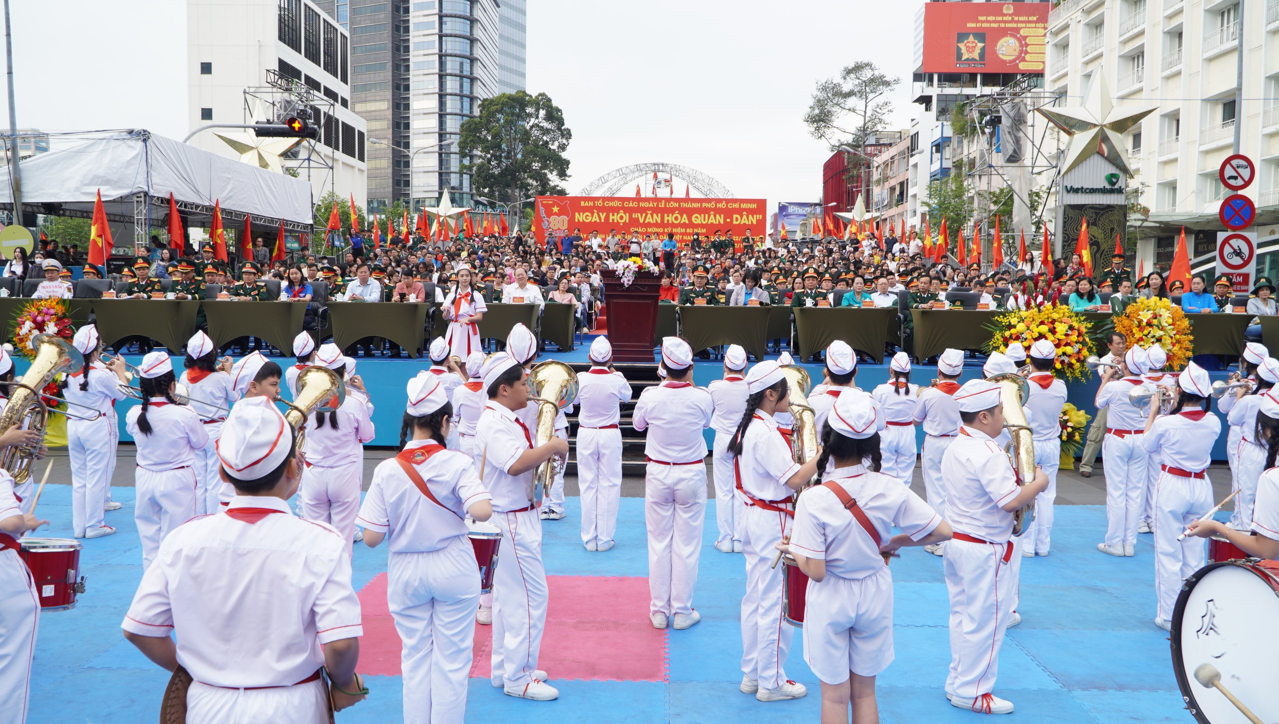 Ấn tượng những màn biểu diễn đặc sắc của hàng ngàn quân dân trên Phố đi bộ Nguyễn Huệ- Ảnh 1.