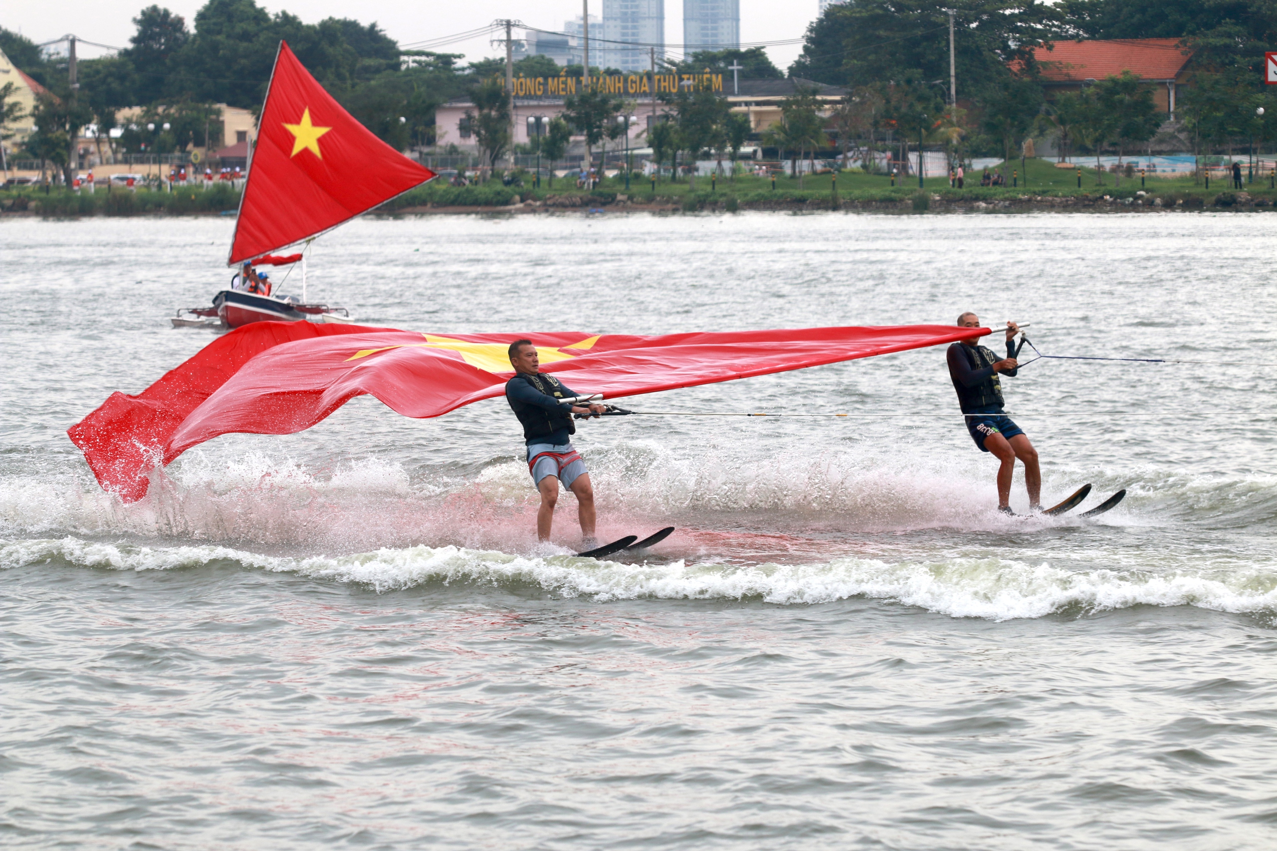 Sôi nổi Giải Vô địch đua thuyền truyền thống TP HCM mở rộng 2024- Ảnh 3.