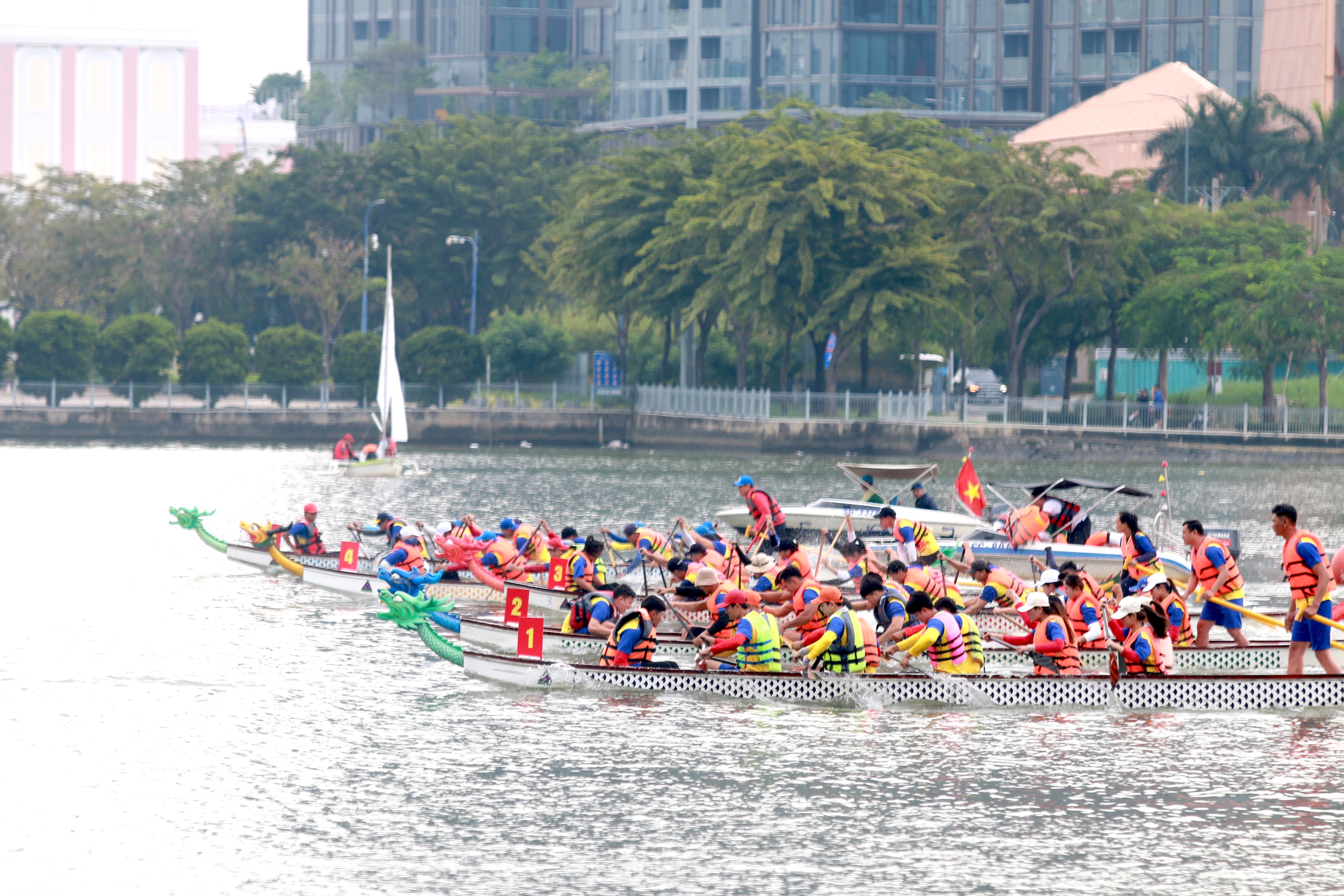 Sôi nổi Giải Vô địch đua thuyền truyền thống TP HCM mở rộng 2024- Ảnh 2.