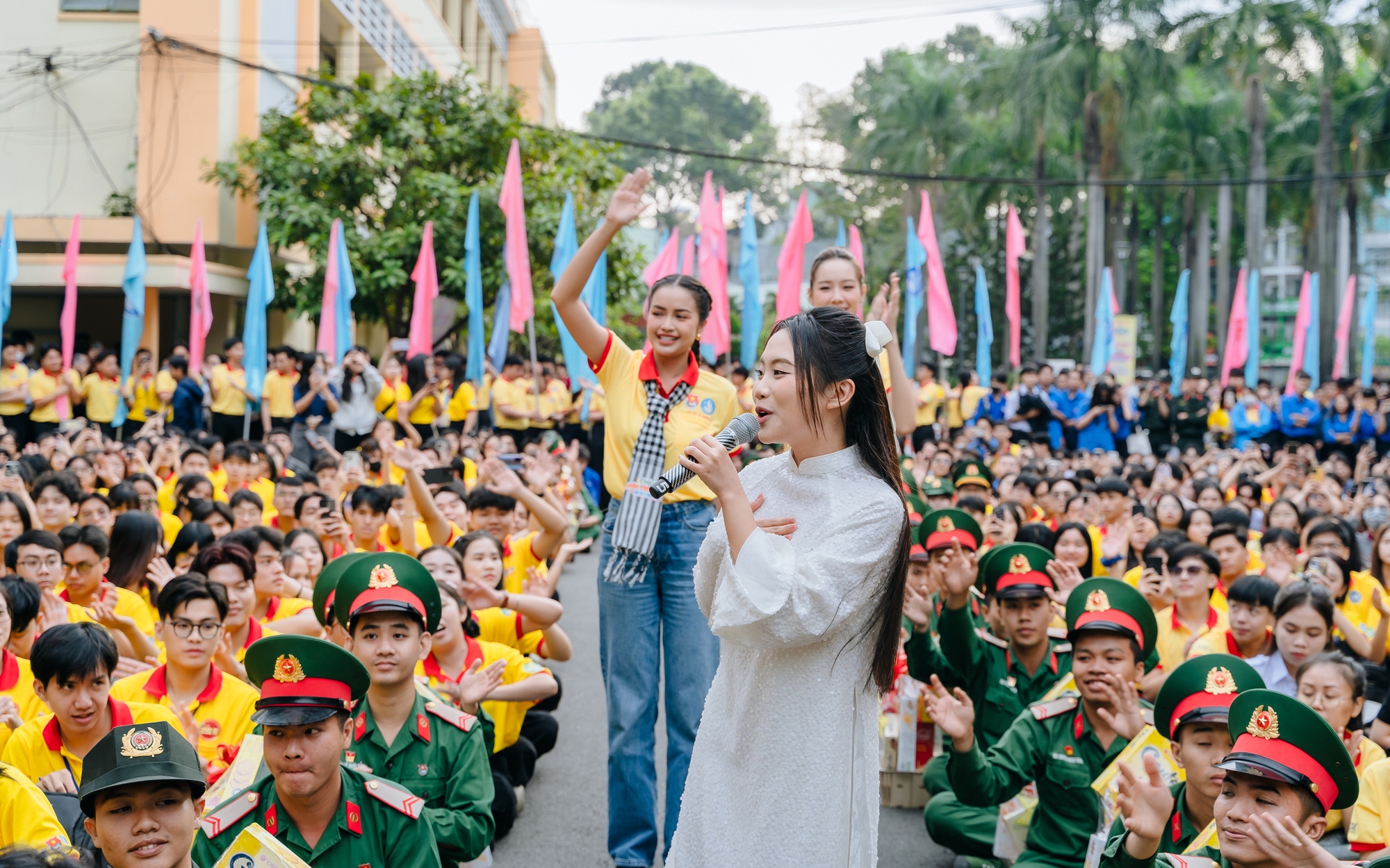 Lạ lẫm vai trò đại sứ phim - Ảnh 4.