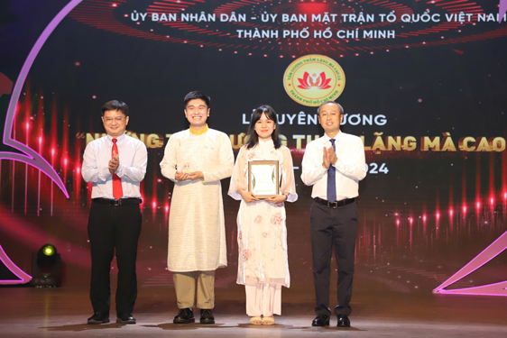 Lãnh đạo TP HCM trao biểu trưng, bảng chứng nhận cho nhóm Zám Studio - nhóm bạn trẻ ứng dụng công nghệ thông tin tuyên truyền về bảo tàng trên không gian mạng