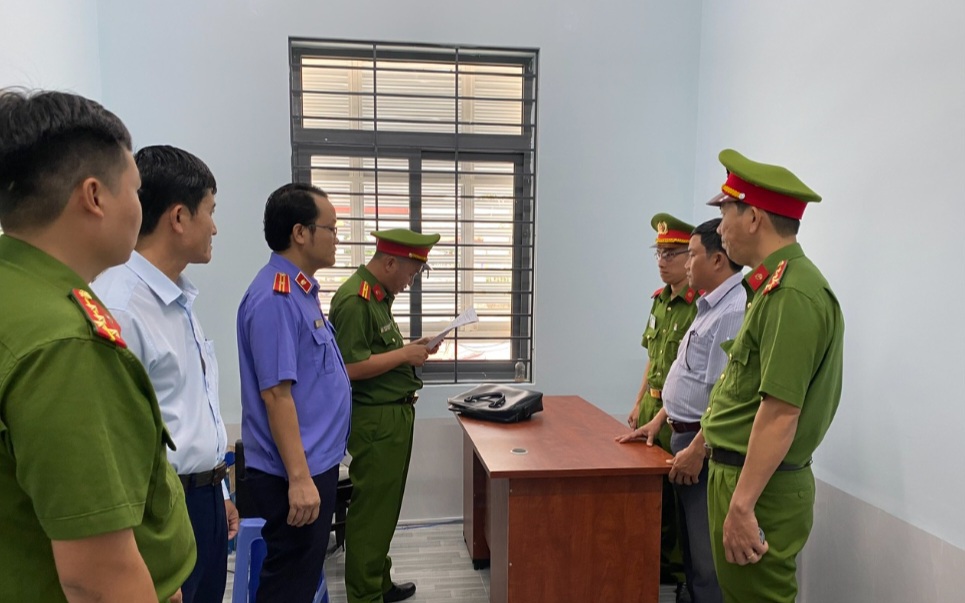Bắt người đàn ông cưỡng đoạt 250 triệu đồng của cán bộ địa chính- Ảnh 2.