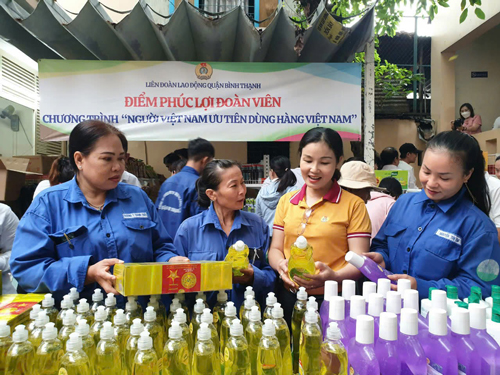 Công nhân Công ty TNHH MTV Dịch vụ công ích quận Bình Thạnh mua hàng tại “Điểm phúc lợi đoàn viên”