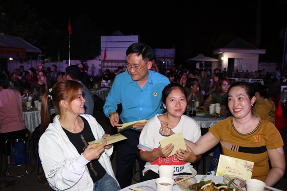 Ông Phùng Thái Quang, Phó Chủ tịch LĐLĐ TP HCM, tặng quà cho NLĐ khó khăn tại Chương trình “Tết sum vầy” năm 2024  tổ chức tại huyện Củ Chi, TP HCM                                                                                                                                                     ẢNH: CAO HƯỜNG