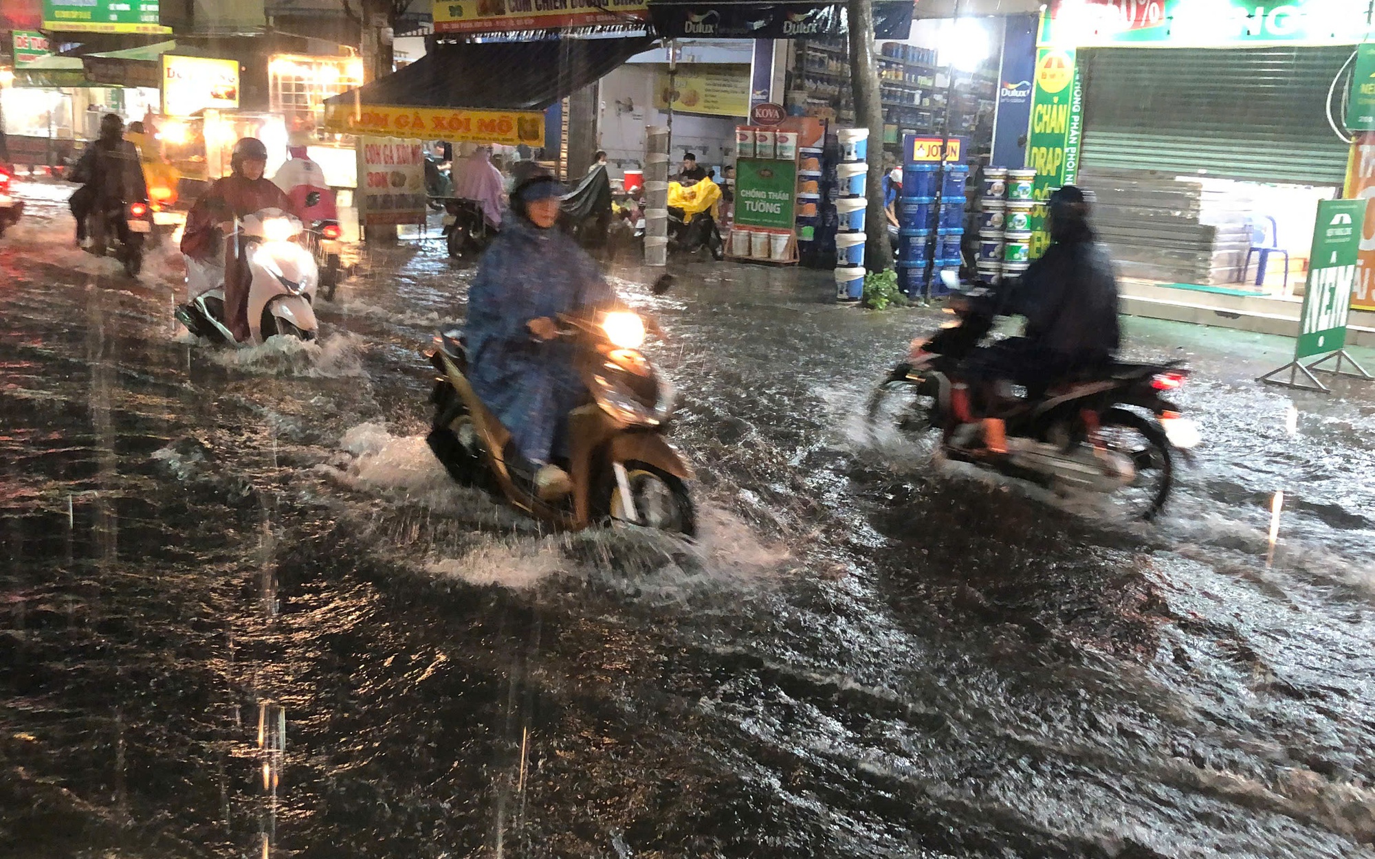 TP HCM bất ngờ mưa lớn gây ngập nhiều nơi