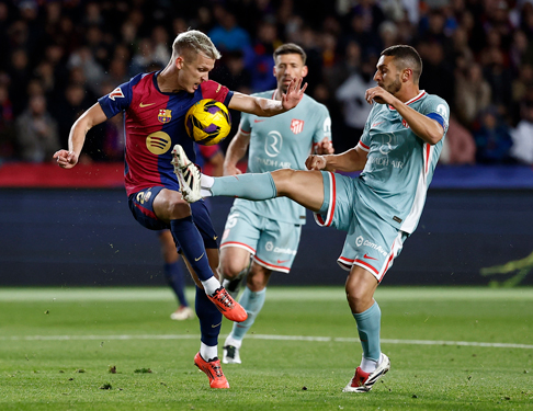 Dani Olmo ra sân trong trận đấu với Atletico Madrid hôm 22-12. Ảnh: REUTERS