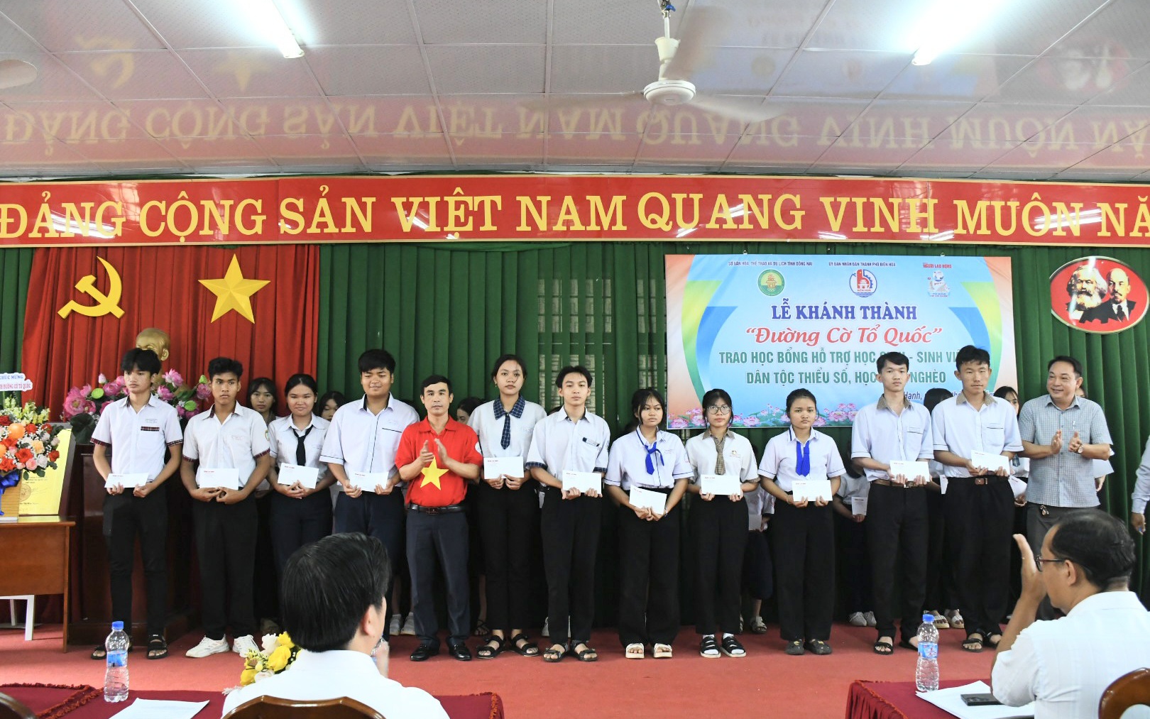 Khánh thành &quot;Đường cờ Tổ quốc&quot;, trao học bổng cho học sinh nghèo tại Đồng Nai