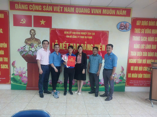 Chi bộ Công ty TNHH Việt Nam Paiho (quận Bình Tân, TP HCM) kết nạp đảng viên mới