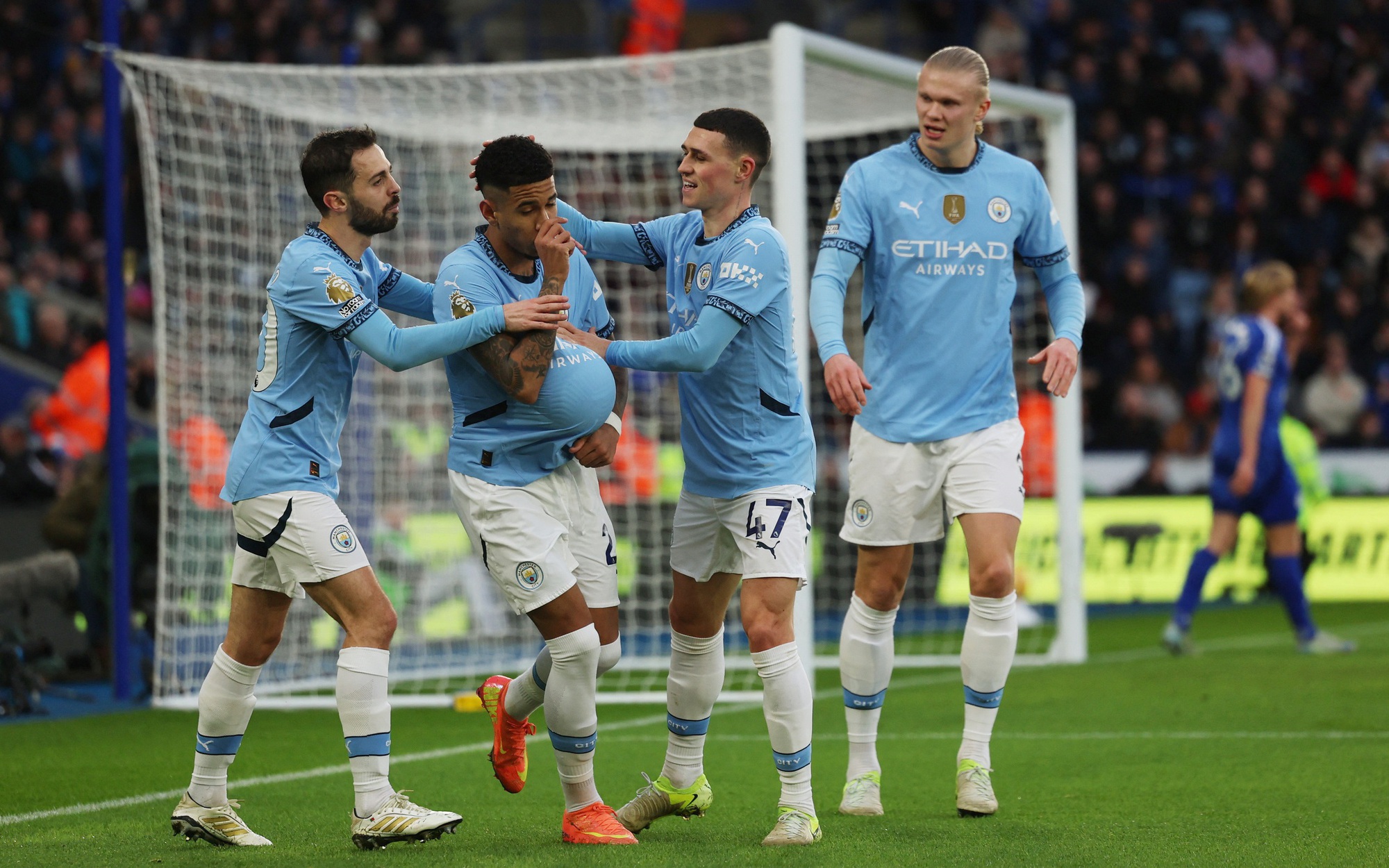 Giải cơn khát chiến thắng, Man City làm nổ tung cầu trường King Power