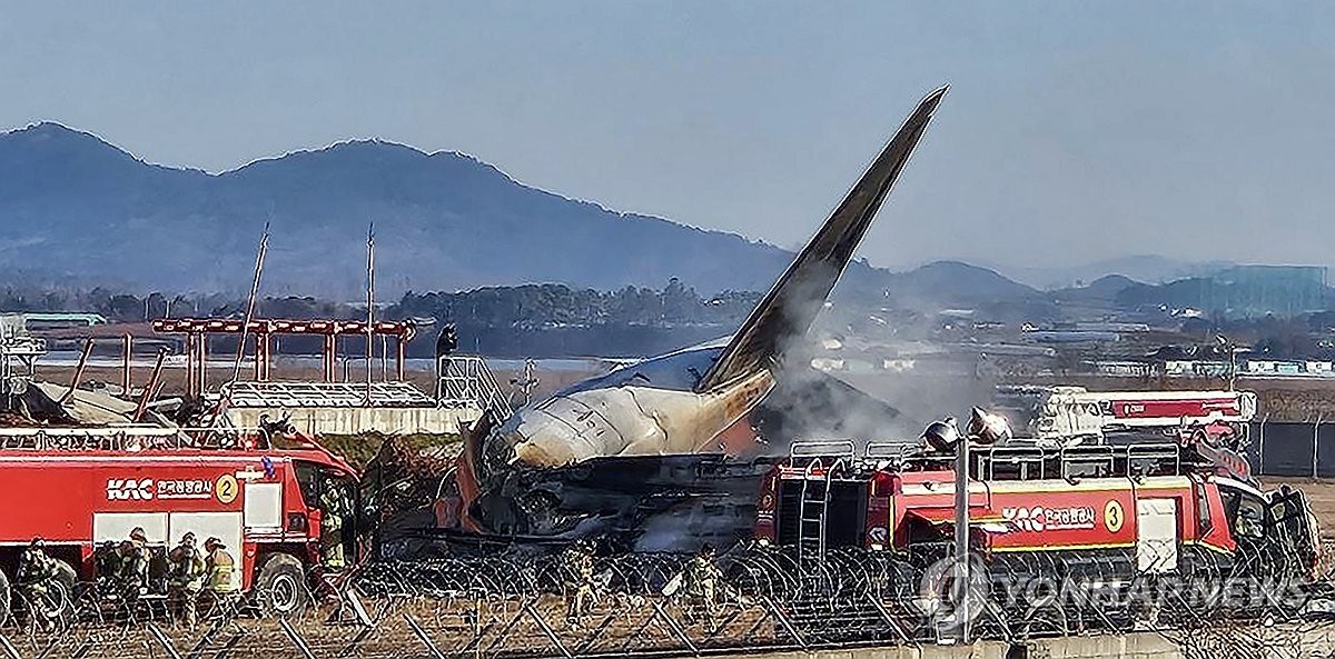 Firefighting authorities carry out rescue operations at the plane crash site at Muan International Airport in Muan, South Jeolla Province, in this photo provided by a Yonhap reader on Dec. 29, 2024. (PHOTO NOT FOR SALE) (Yonhap) 