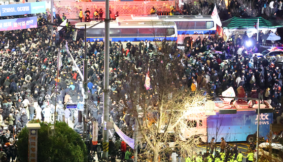 Người biểu tình tập trung bên ngoài trụ sở quốc hội ở Yeouido, phía Tây Seoul. Ảnh: YONHAP