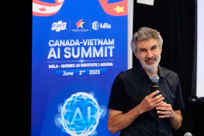 Giáo sư Yoshua Bengio, Nhà sáng lập Viện nghiên cứu AI Mila tại Hội nghị thượng đỉnh AI Canada - Việt Nam (Quebec Canada, hôm 2/6). Ảnh: FPT