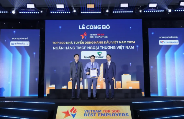 Ông Nguyễn Kiên Hiếu - Phó Trưởng Ban Tổ chức & Nhân sự Vietcombank (giữa) nhận giải thưởng &quot;Top 500 nhà tuyển dụng hàng đầu Việt Nam năm 2024&quot;