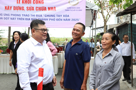 Phó Chủ tịch Ủy ban MTTQ TP HCM Ngô Thanh Sơn thăm hỏi, chúc mừng hộ dân được hỗ trợ xây dựng nhà