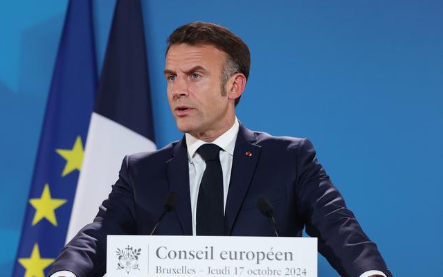 Pháp: Chính phủ sụp đổ, sức ép trút lên Tổng thống Macron