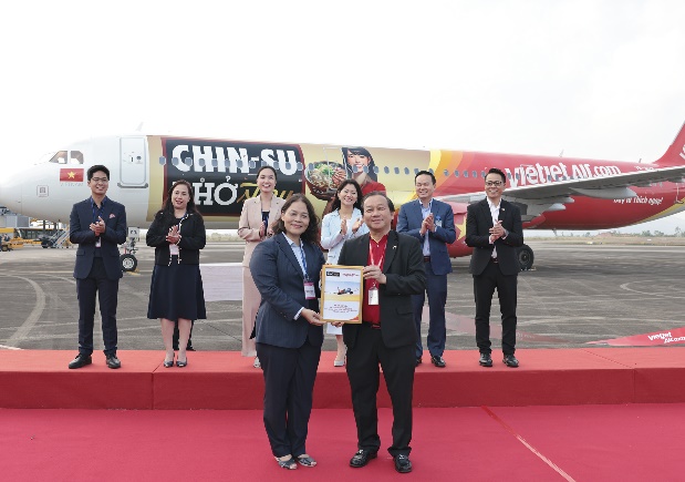 Q:\ChuyenDe\5-12\MASAN\PHO\Vietjet và Masan Consumer trao thỏa thuận hợp tác tại lễ ký kết.jpeg