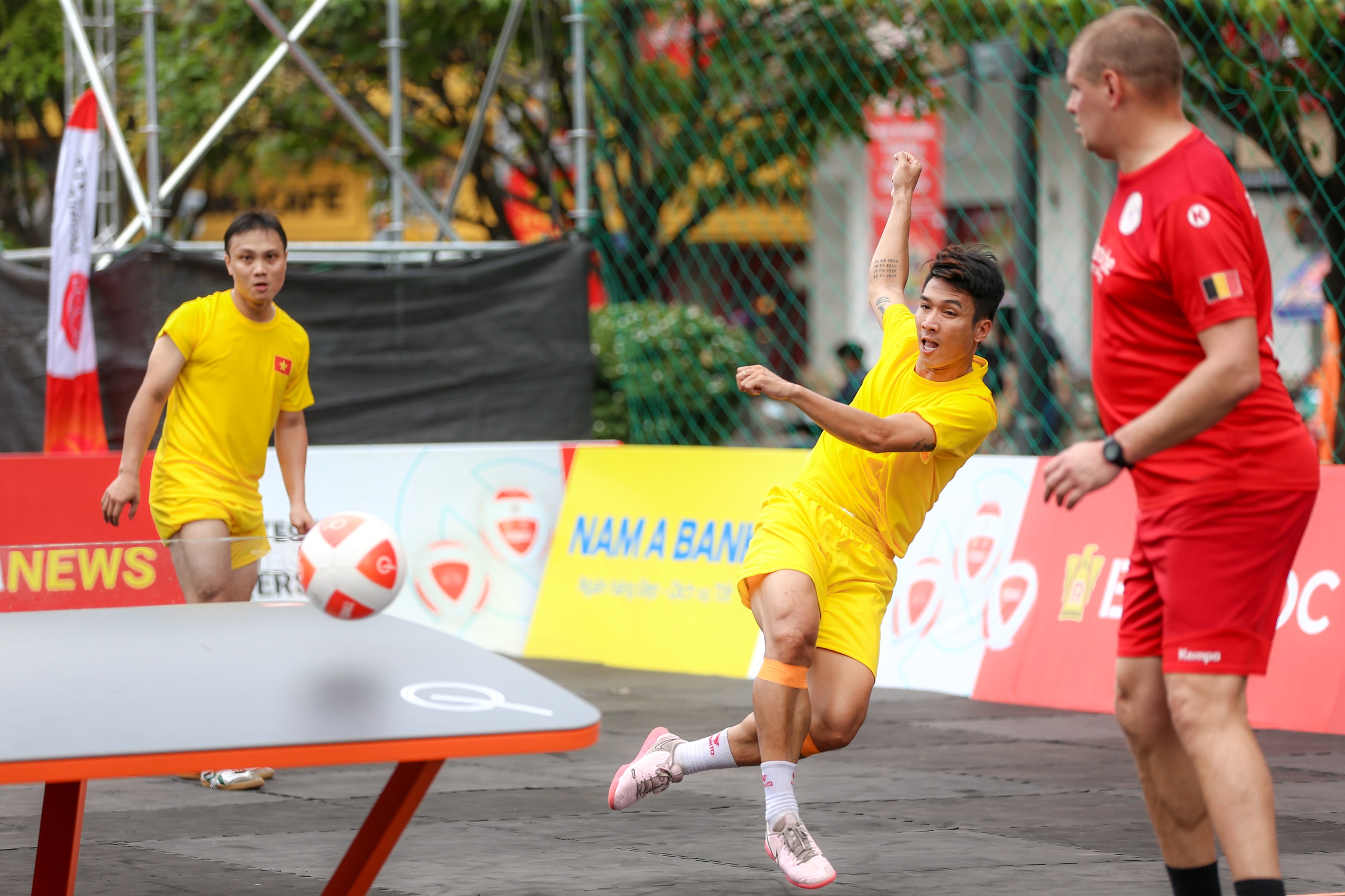 Mãn nhãn với những tuyệt kỹ tại Giải Teqball Thế giới trên phố đi bộ Nguyễn Huệ- Ảnh 4.