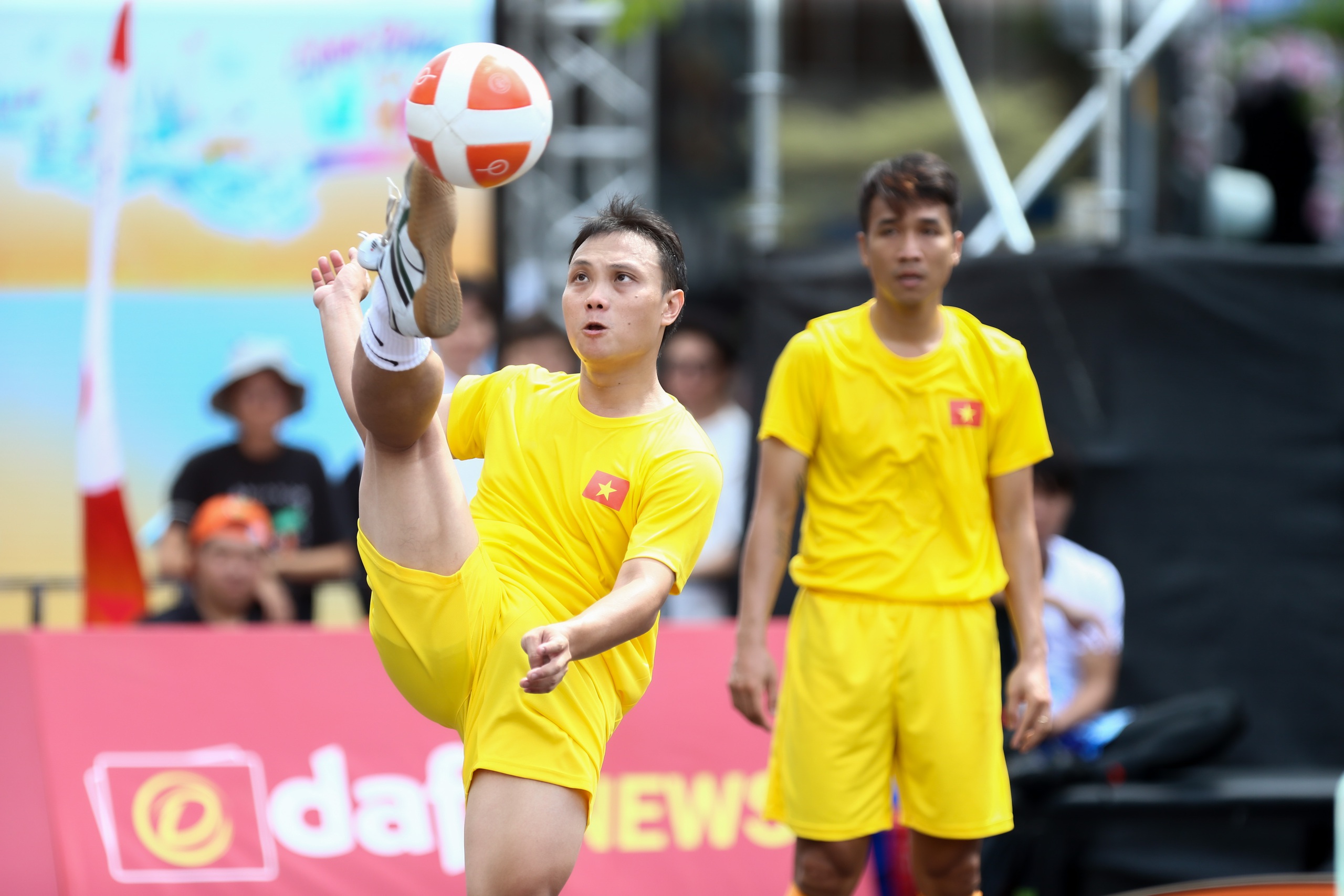 Mãn nhãn với những tuyệt kỹ tại Giải Teqball Thế giới trên phố đi bộ Nguyễn Huệ- Ảnh 2.