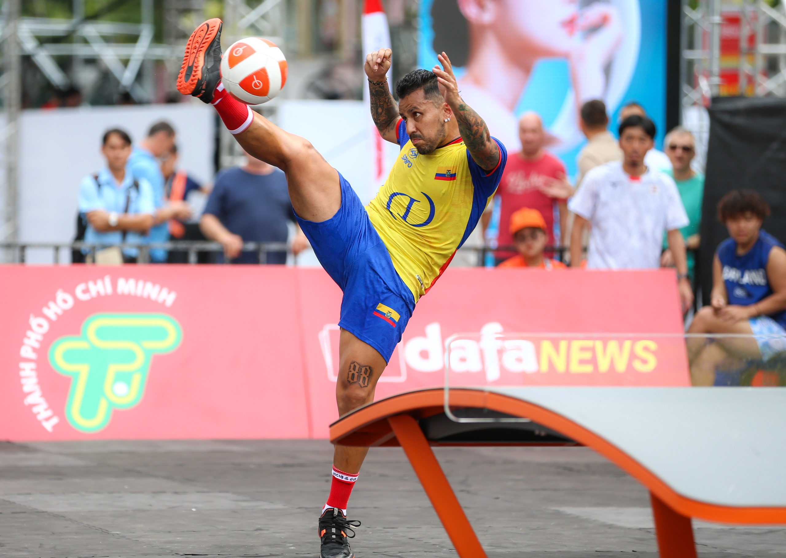 Mãn nhãn với những tuyệt kỹ tại Giải Teqball Thế giới trên phố đi bộ Nguyễn Huệ- Ảnh 14.