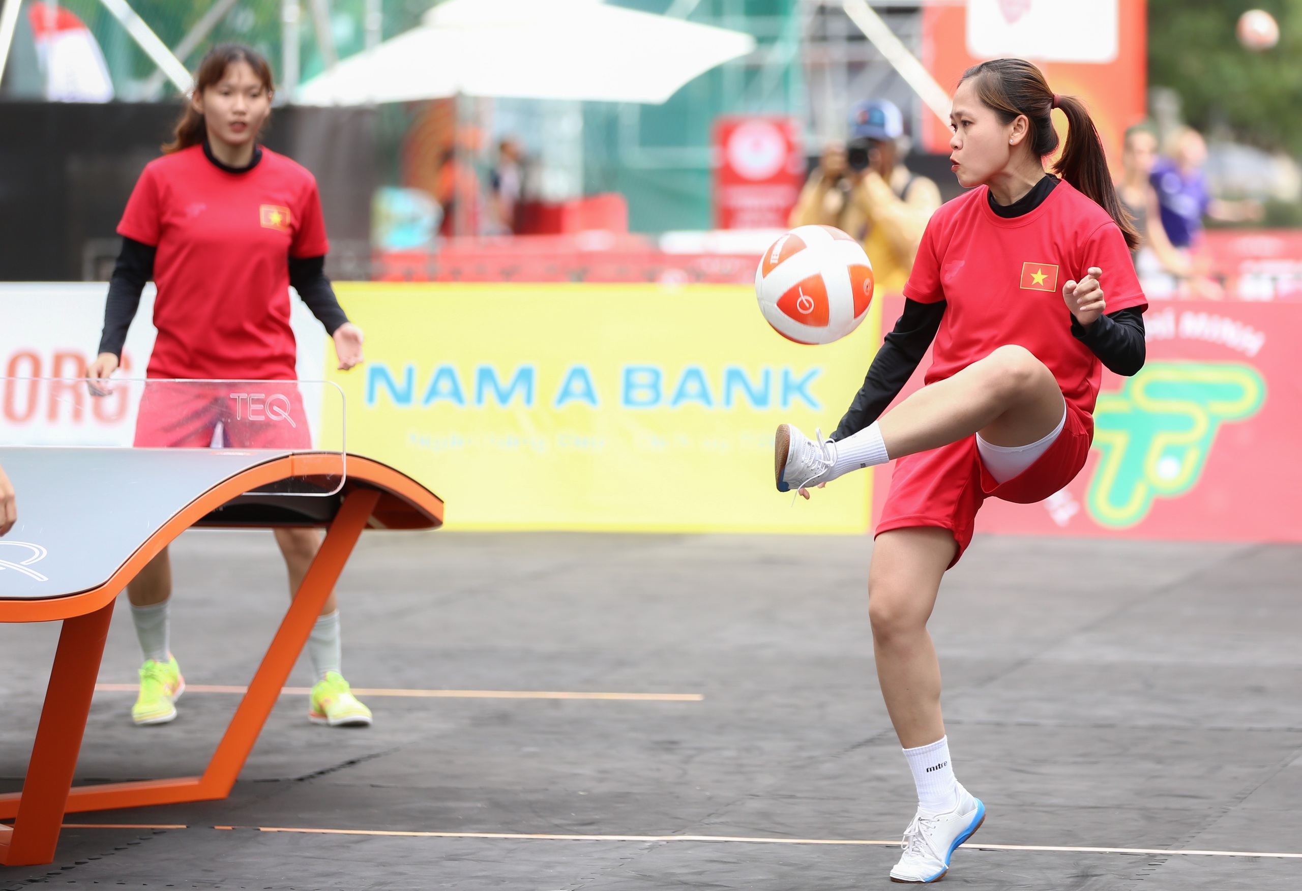 Mãn nhãn với những tuyệt kỹ tại Giải Teqball Thế giới trên phố đi bộ Nguyễn Huệ- Ảnh 9.