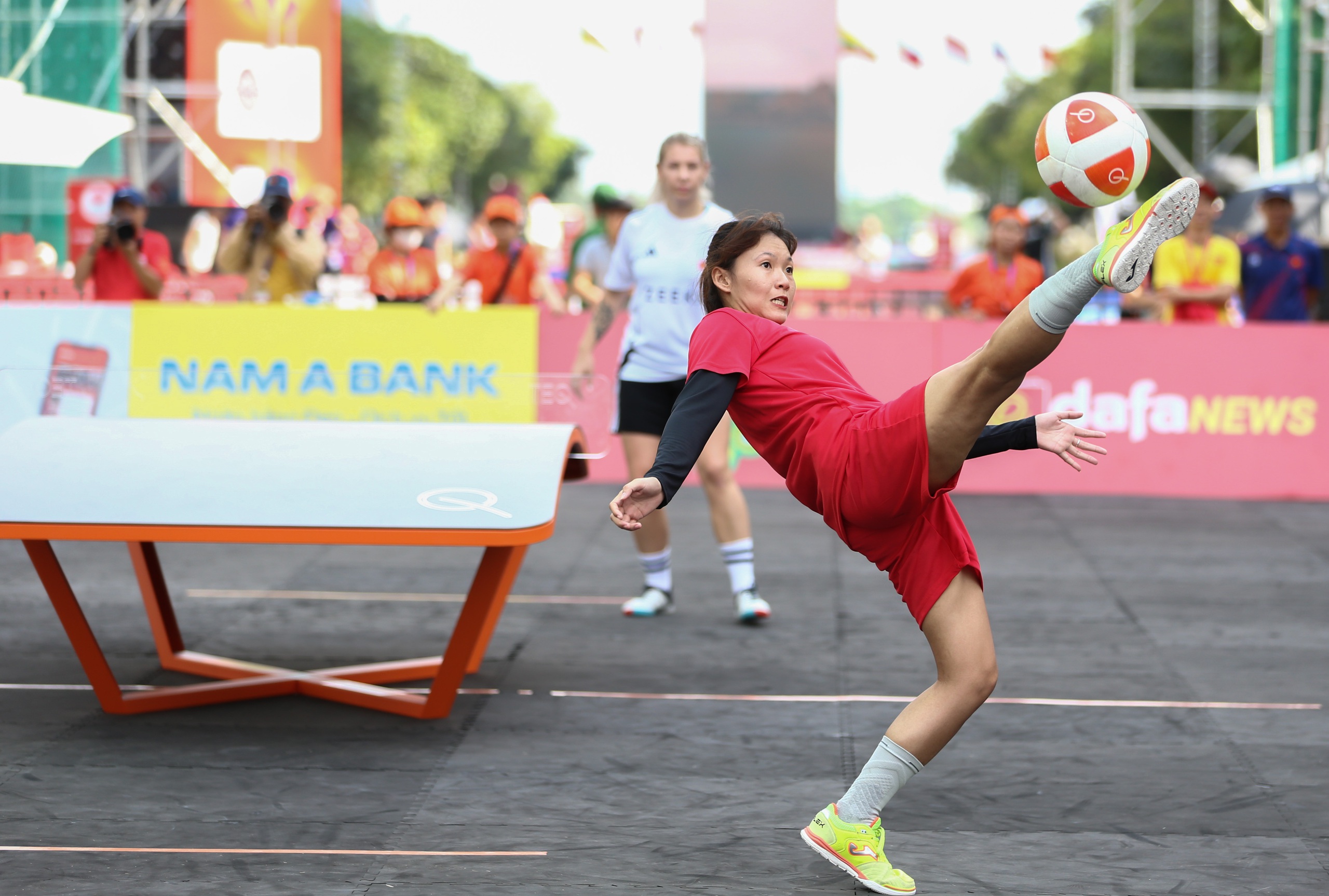 Mãn nhãn với những tuyệt kỹ tại Giải Teqball Thế giới trên phố đi bộ Nguyễn Huệ- Ảnh 10.