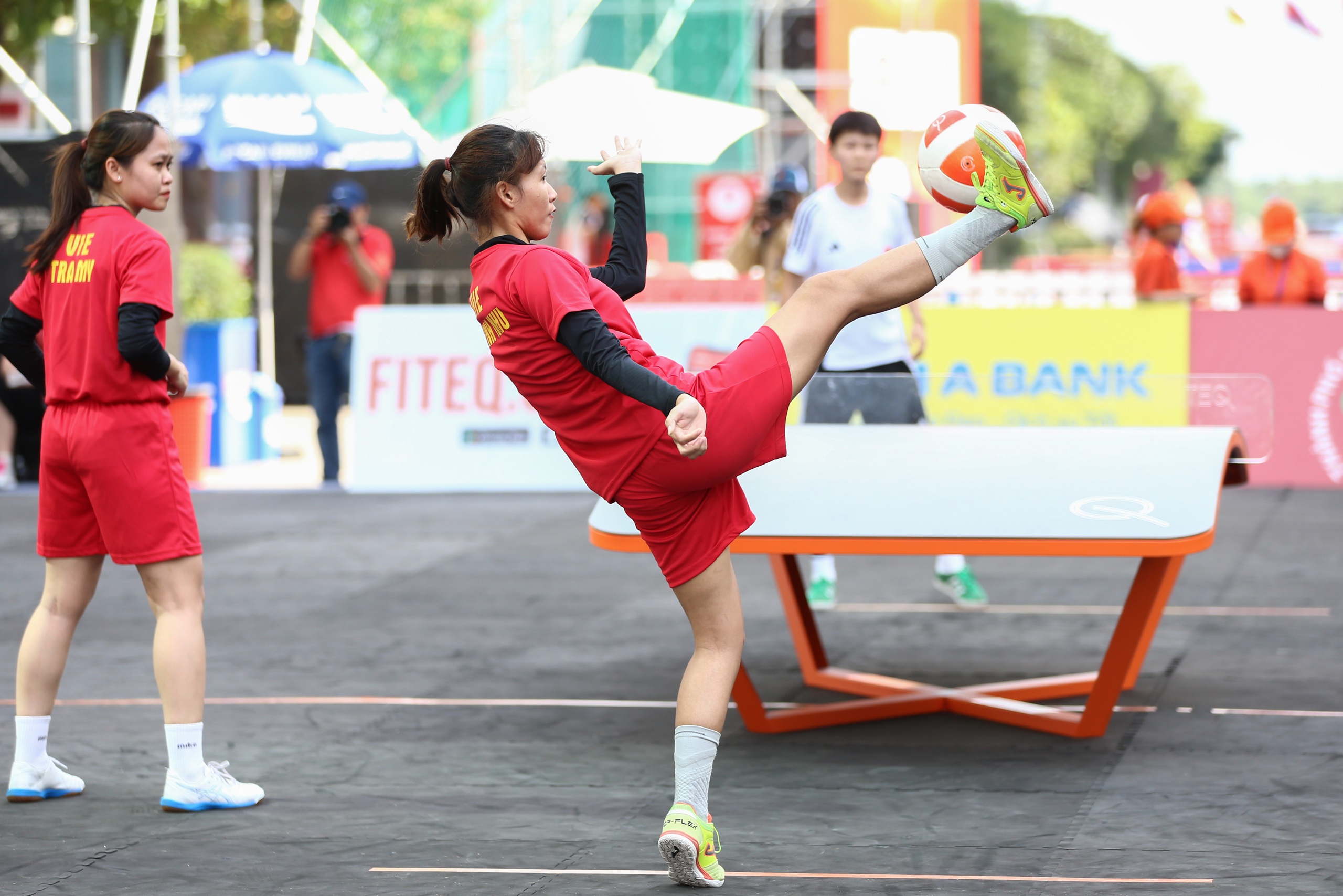 Mãn nhãn với những tuyệt kỹ tại Giải Teqball Thế giới trên phố đi bộ Nguyễn Huệ- Ảnh 8.